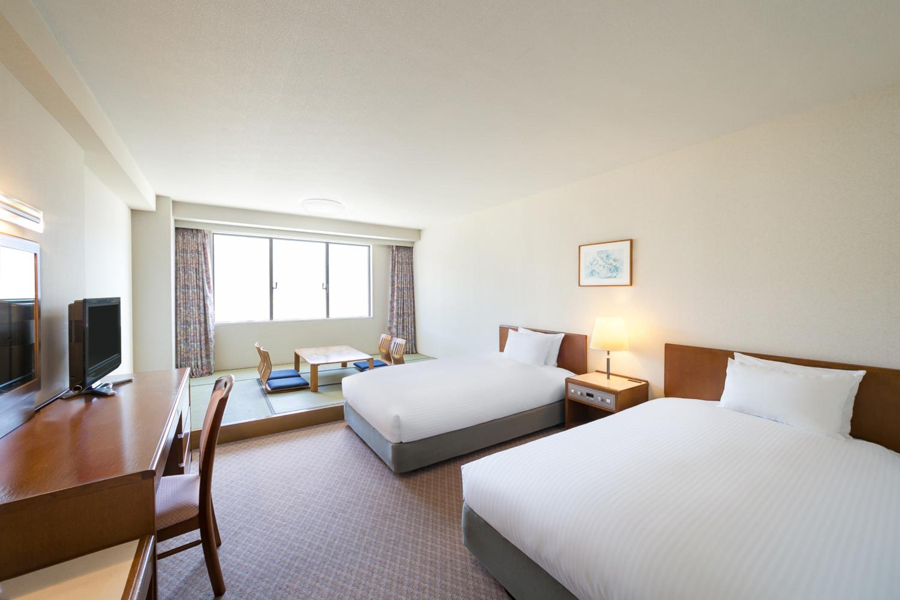 Standard Japanese-Western Style Twin Room with Two Single Beds and Lake View