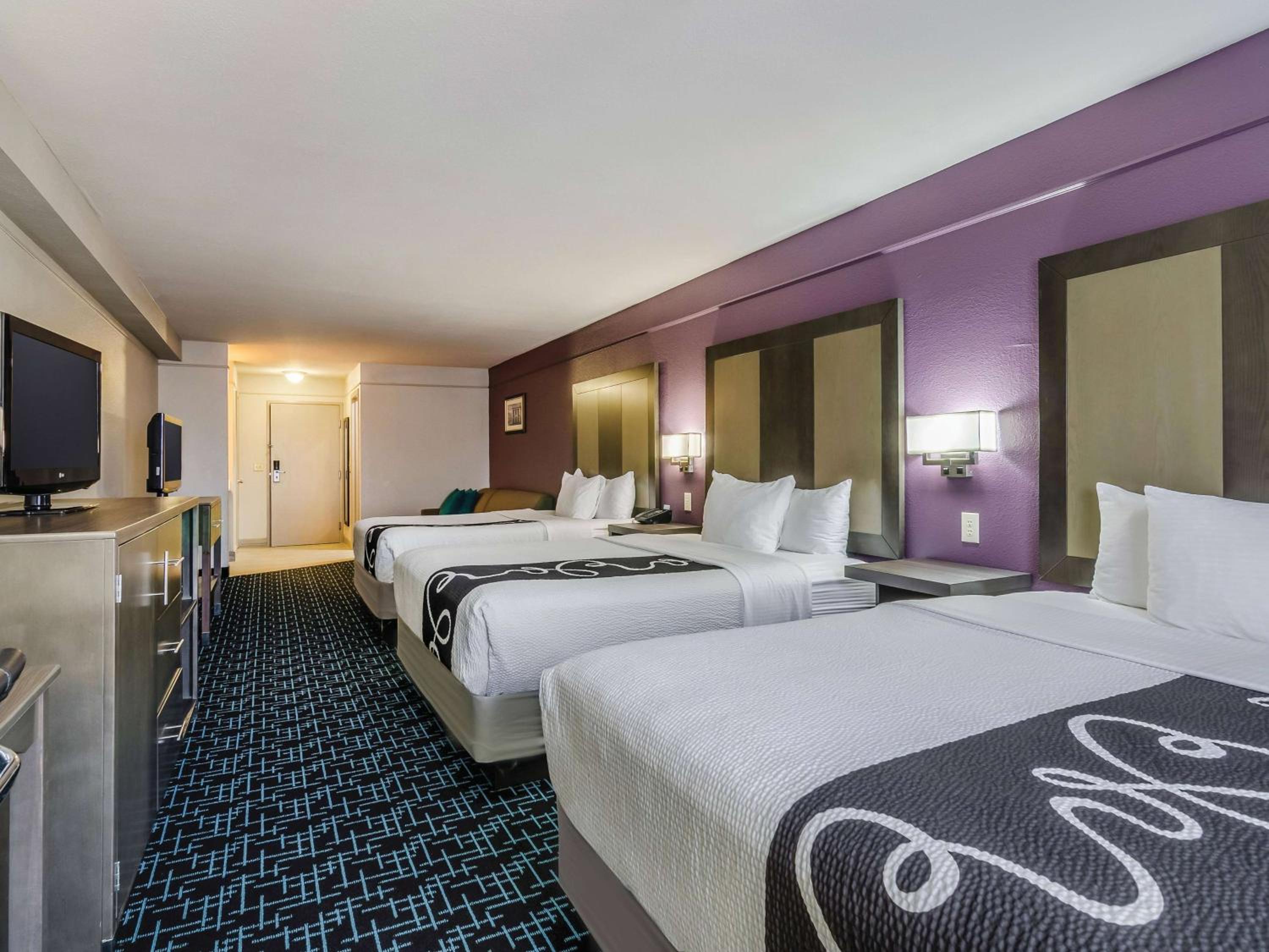 Deluxe Family Studio Suite with Three Queen Beds - Non-Smoking