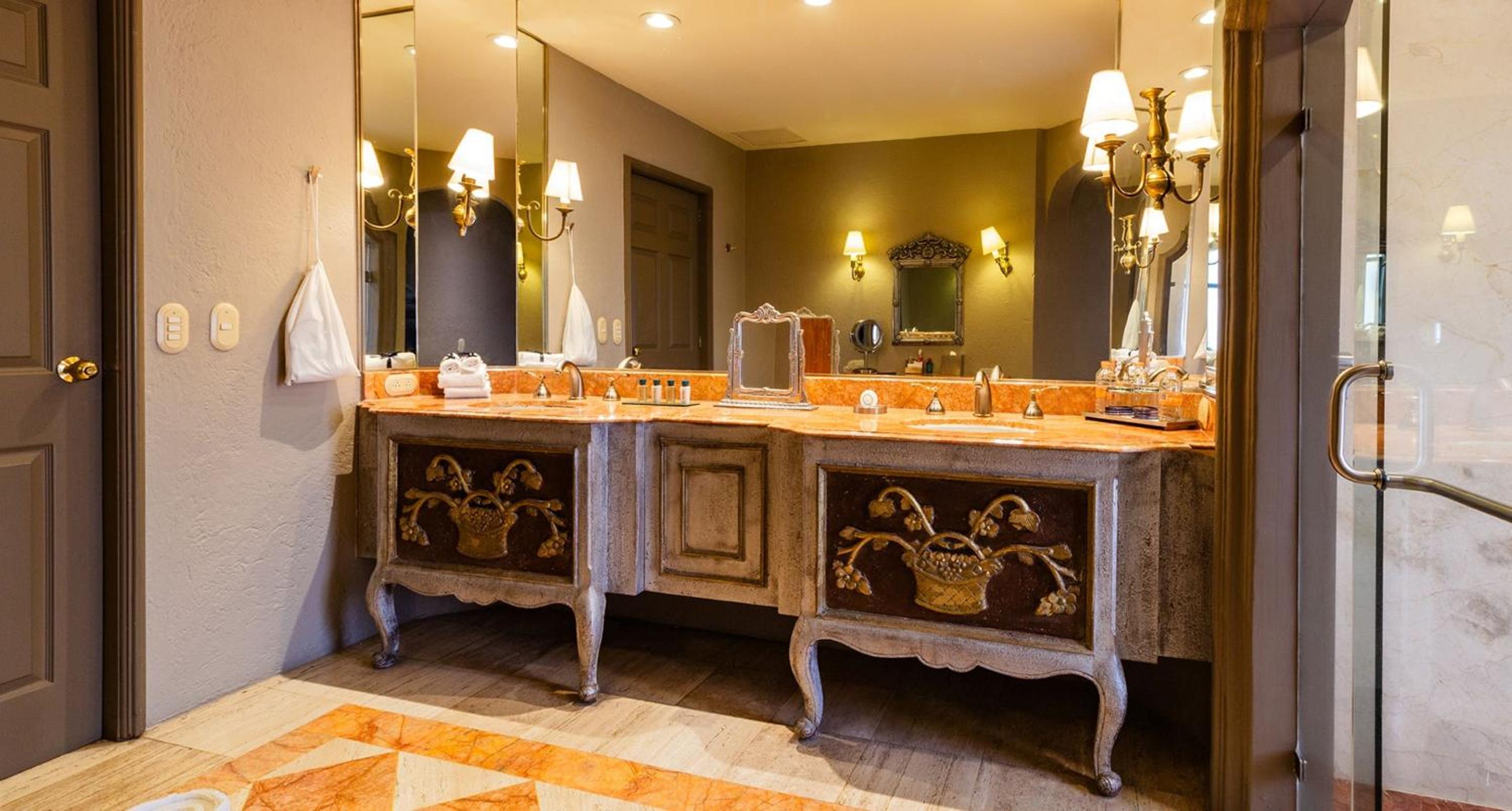 Grand Class King Suite