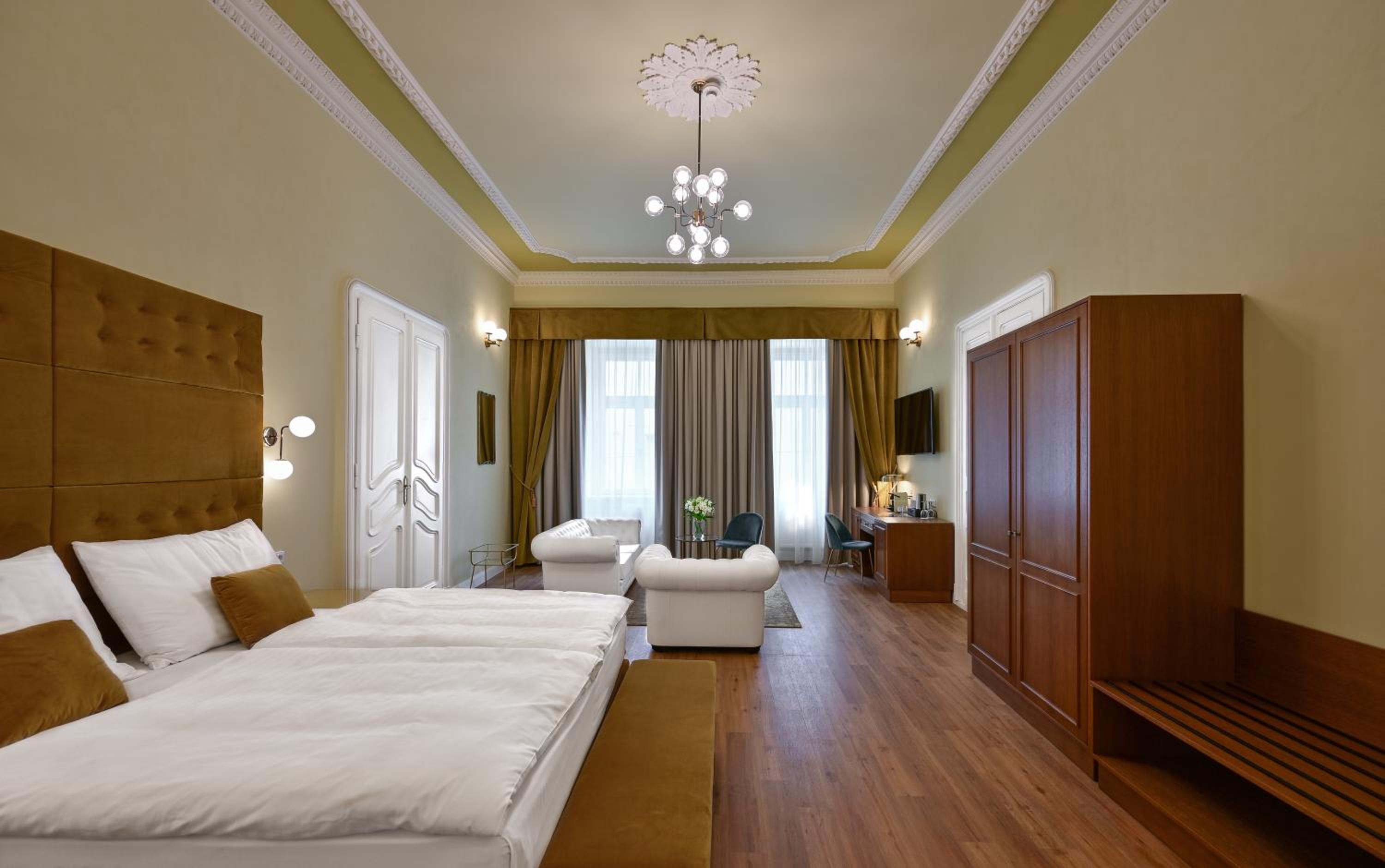 Superior Suite with Street View