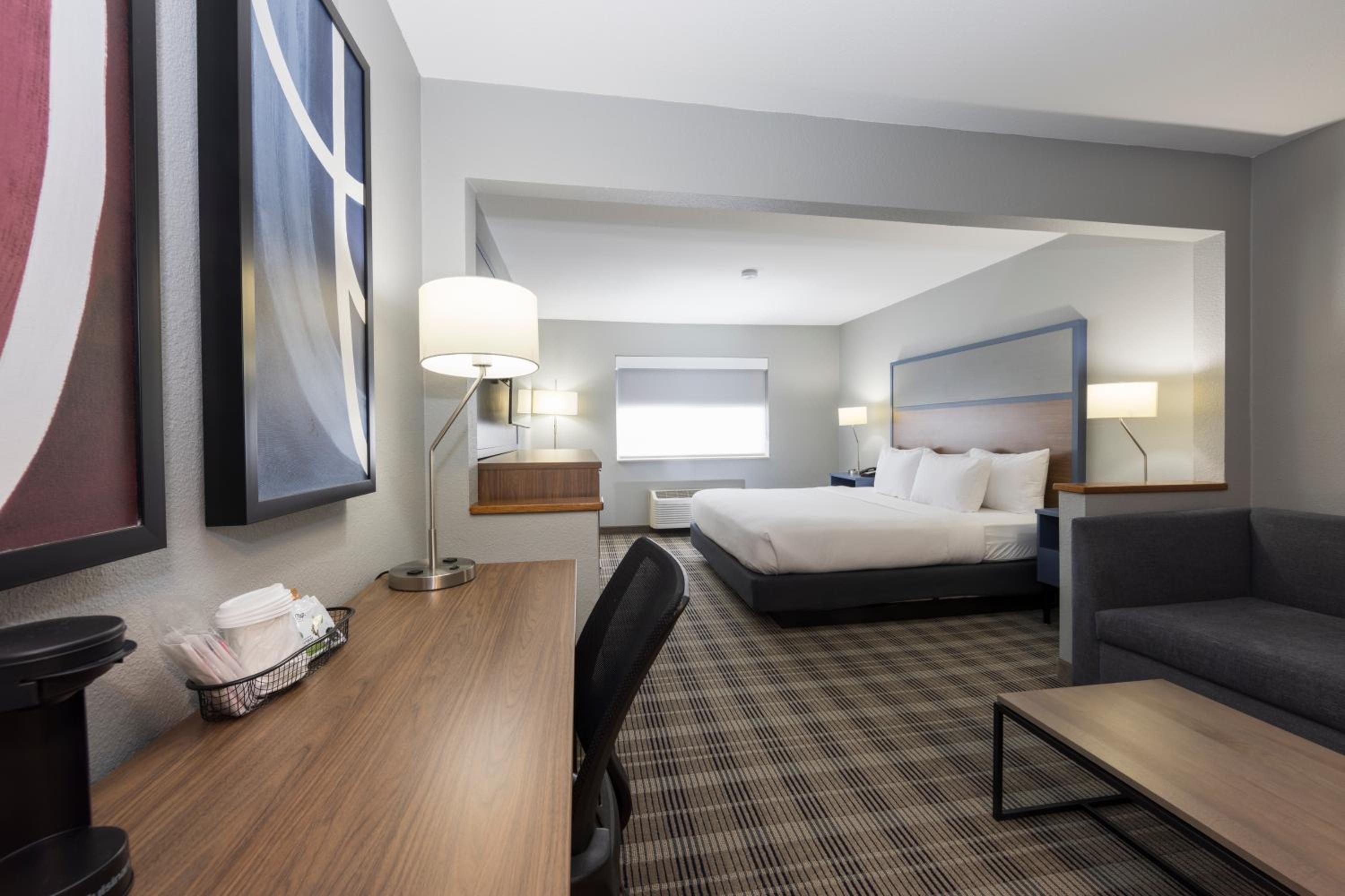 King Suite - Non-Smoking