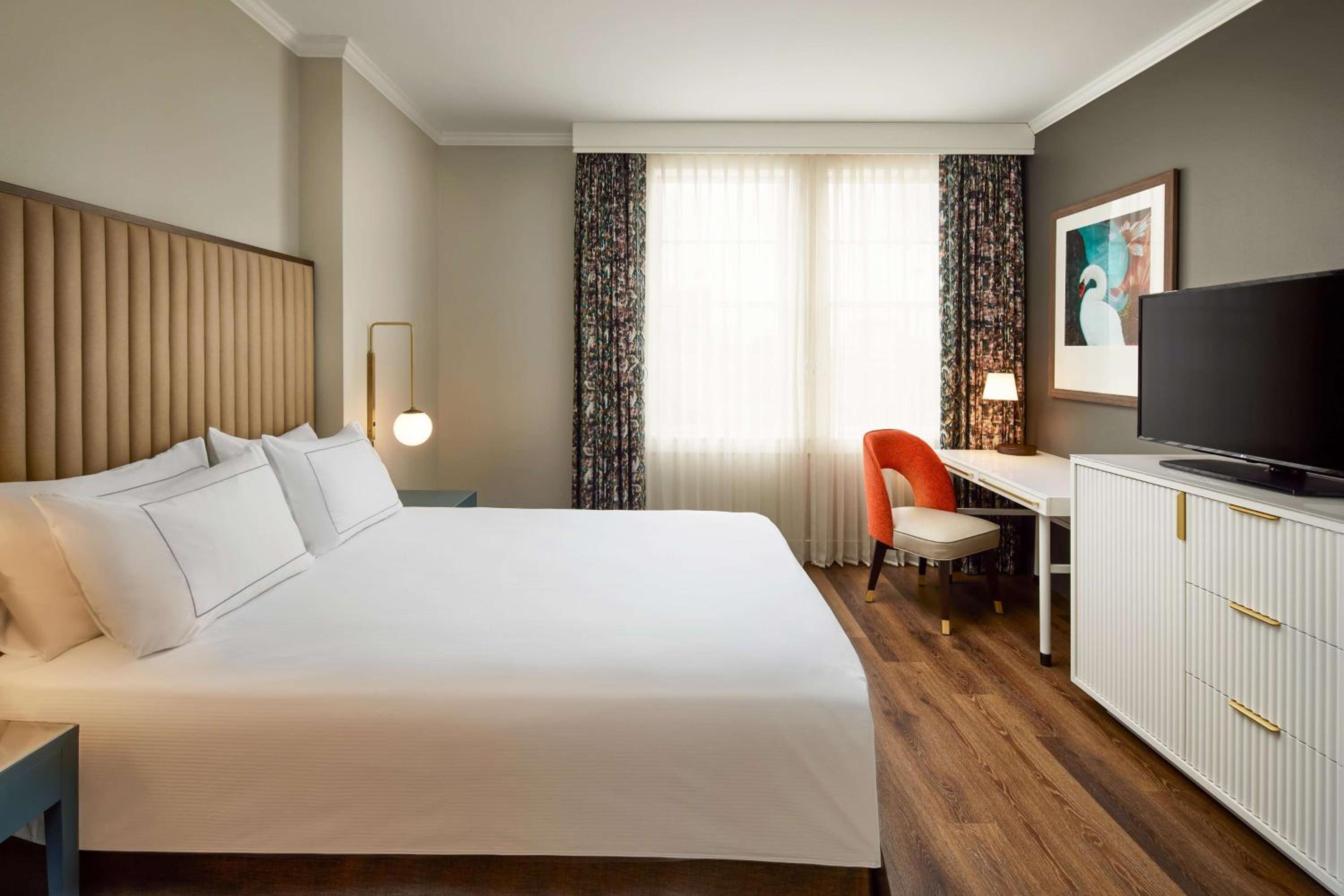 Queen Room with Accessible Tub