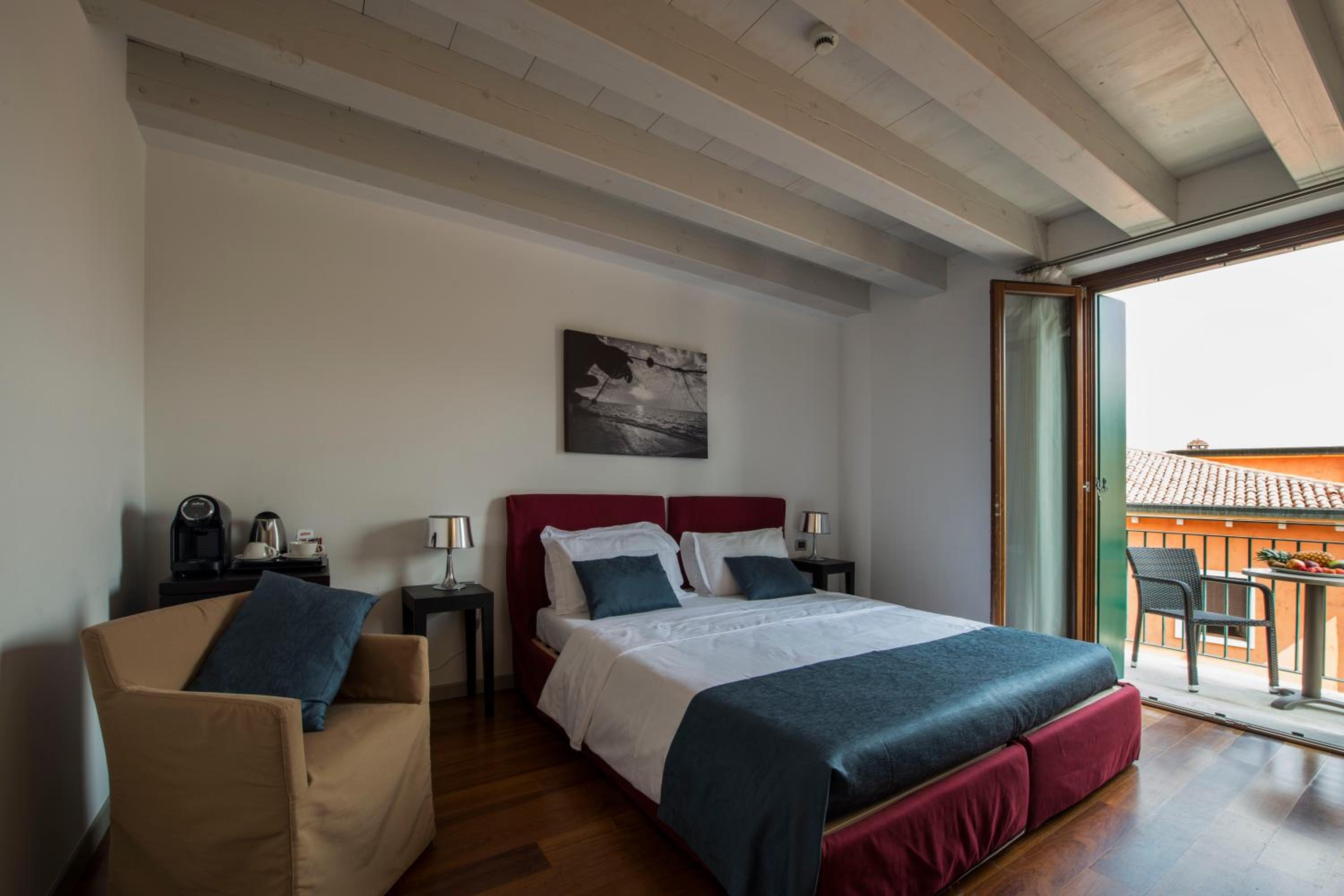 Deluxe Double Room with Partial Lake View