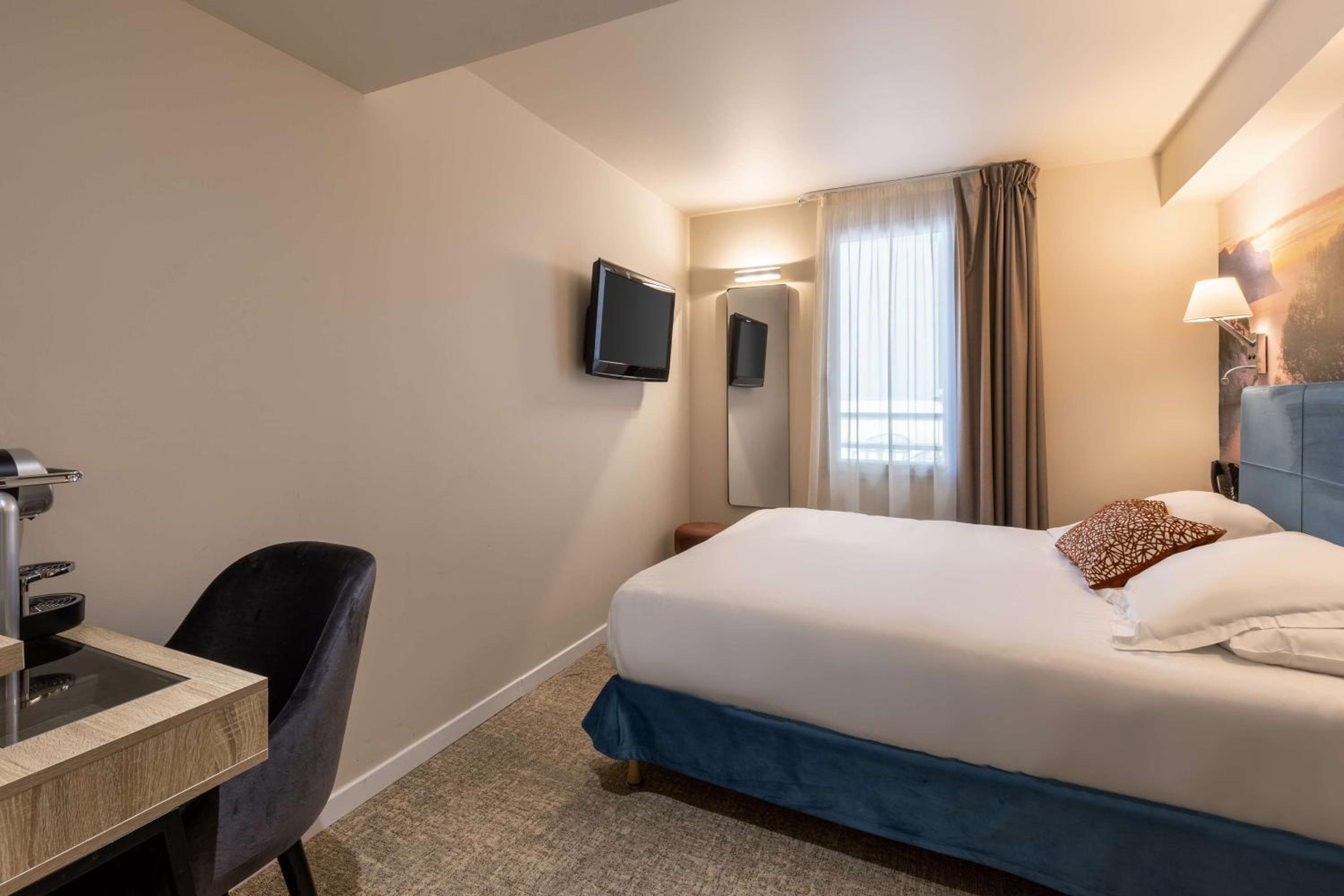 Standard Queen Room - Non-Smoking