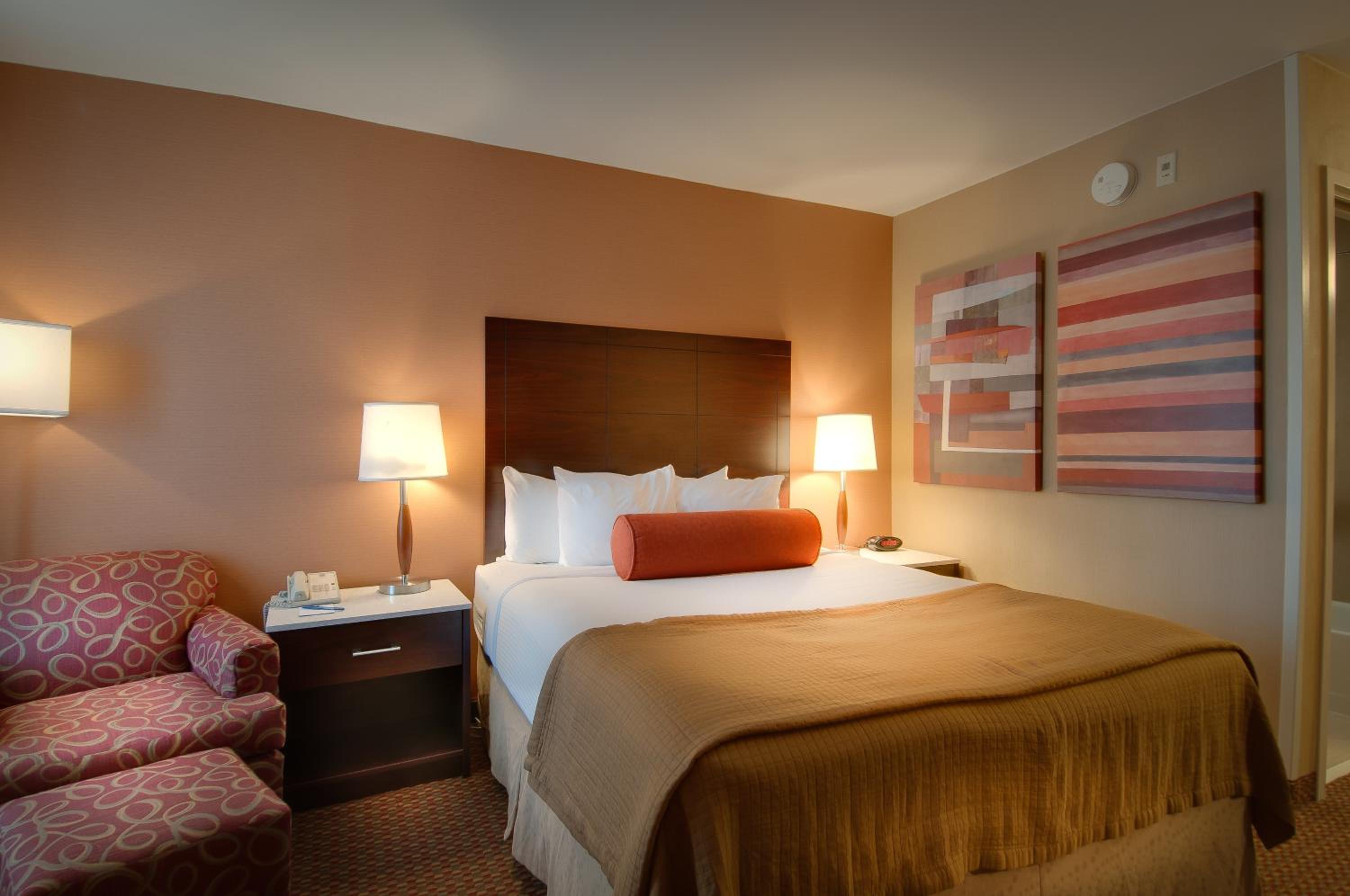 Queen Room with Roll-In Shower - Mobility Access