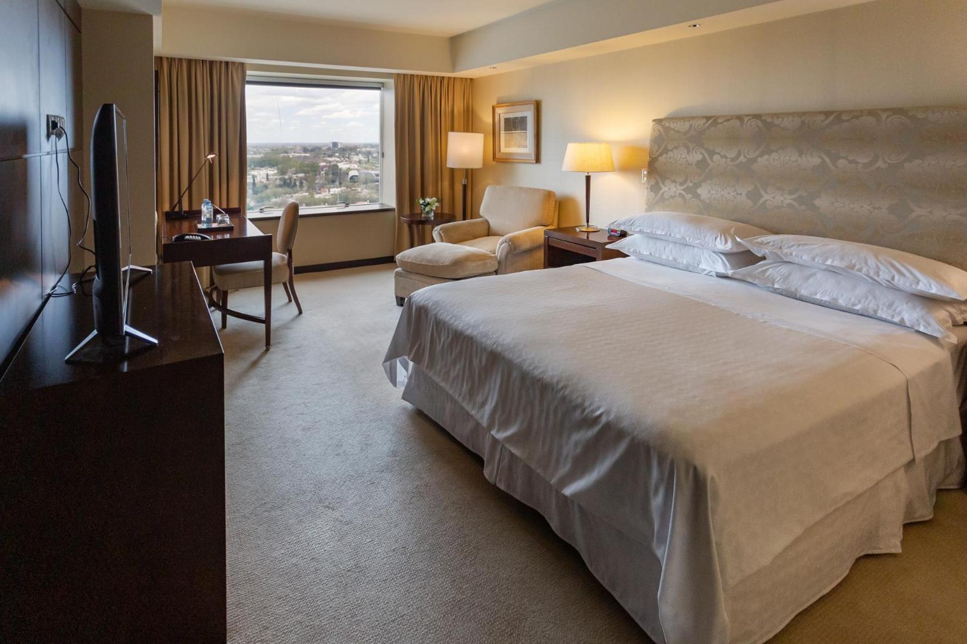 Governor Suite, Club lounge access, Suite, 1 King, City view