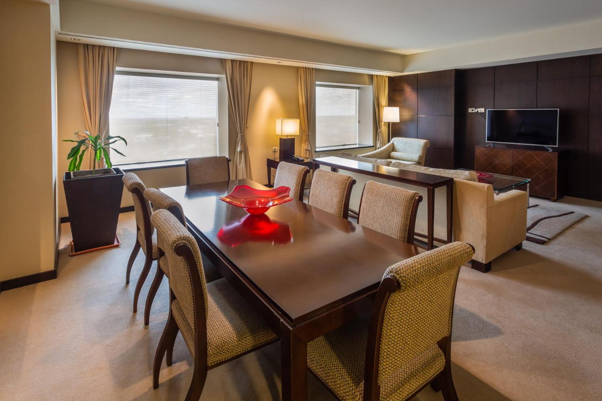 Governor Suite, Club lounge access, Suite, 1 King, City view