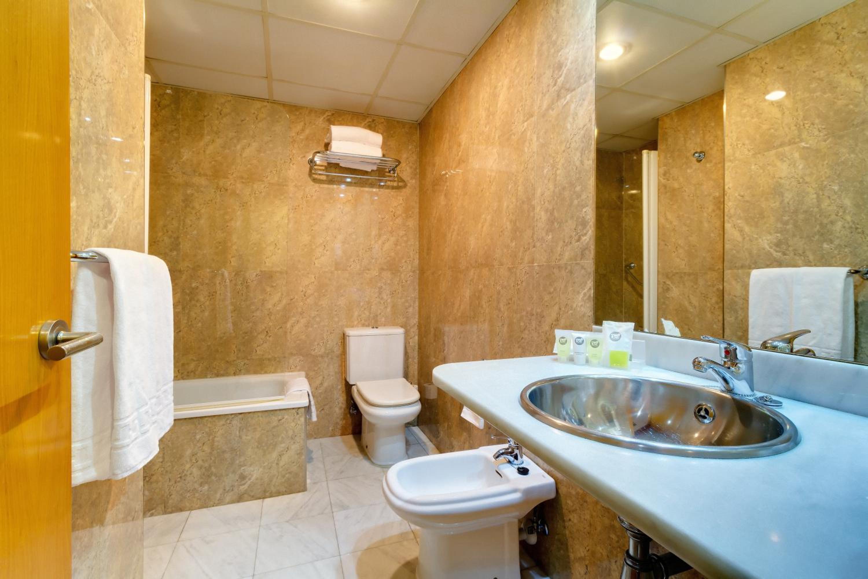  Standard double room (2 adults + 1 child)