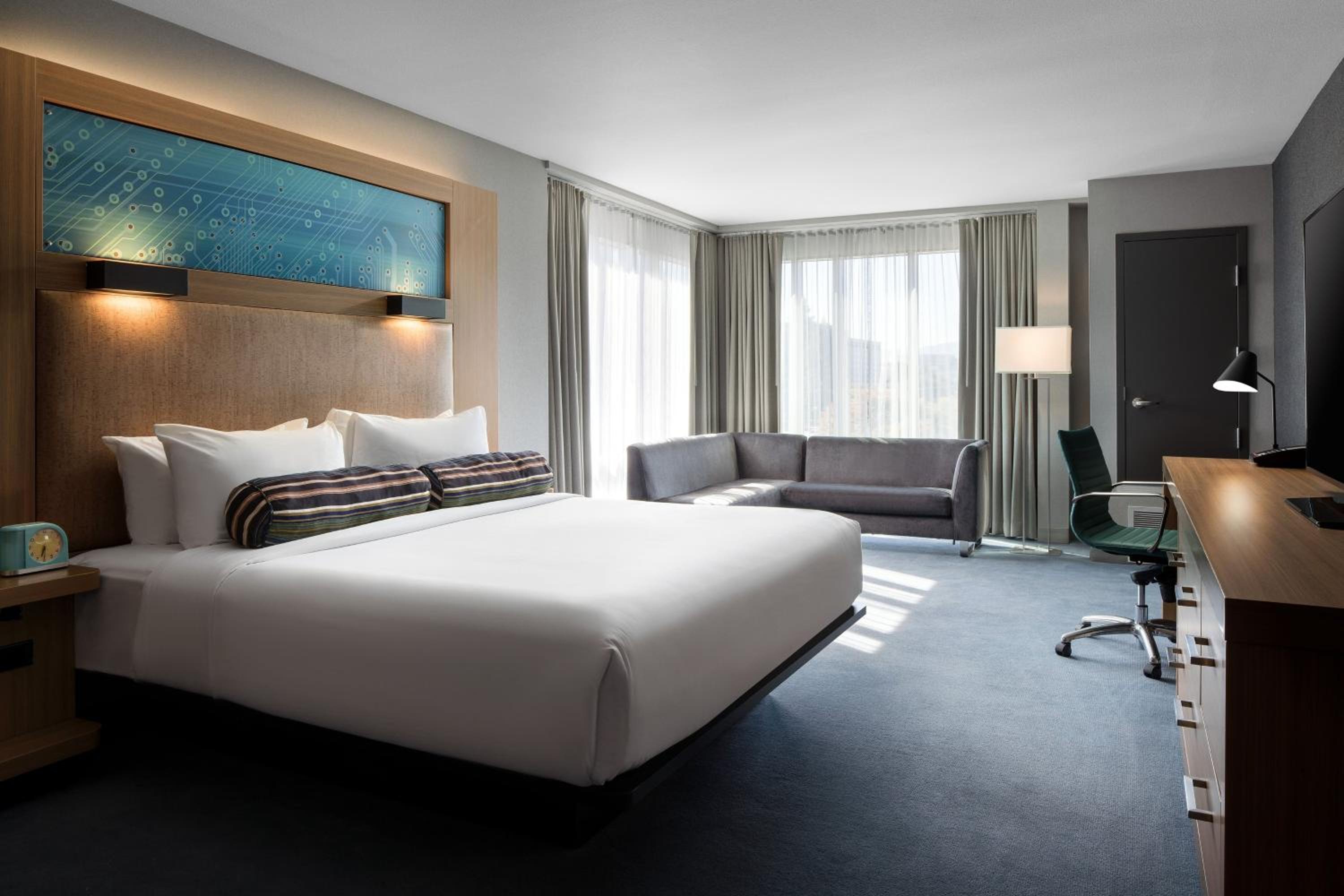 Breezy, Suite, 1 King, Corner room