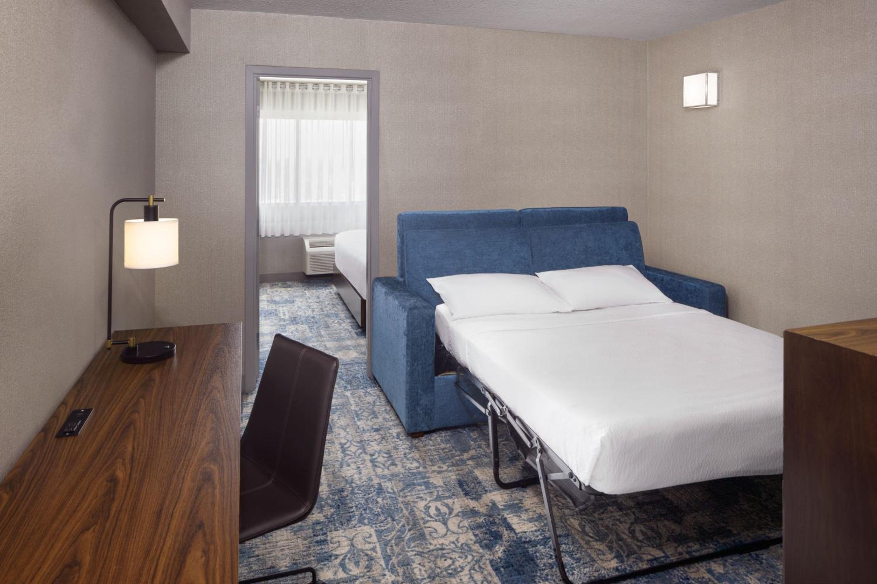 1 Bedroom Suite, 1 King, Sofa bed, High floor