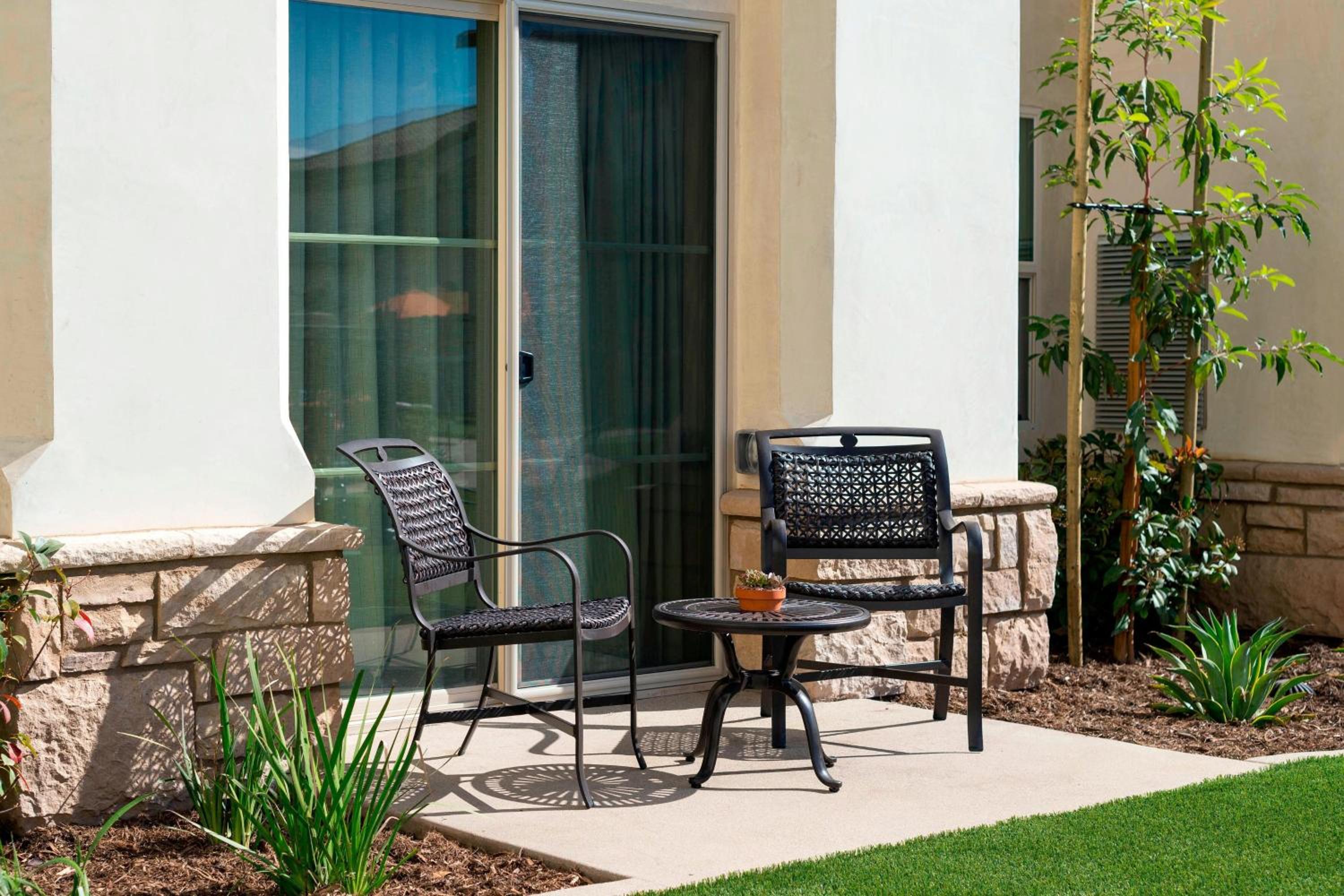 Studio, 1 King, Sofa bed, Courtyard view