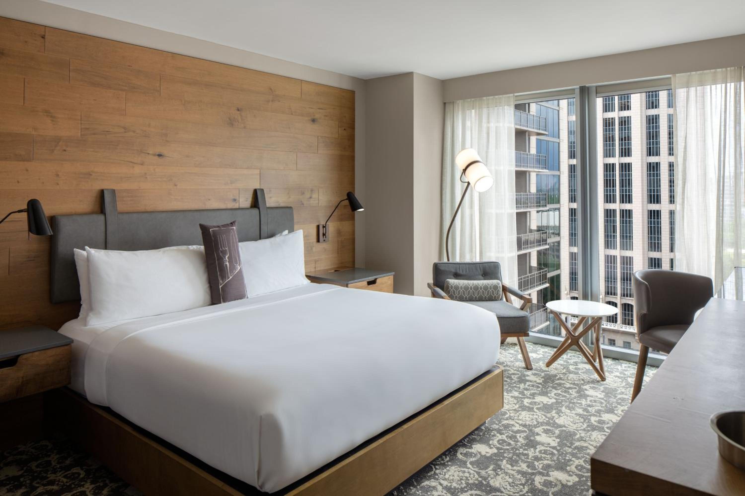 Guest room, 1 King,  City View (Hearing Accessible)