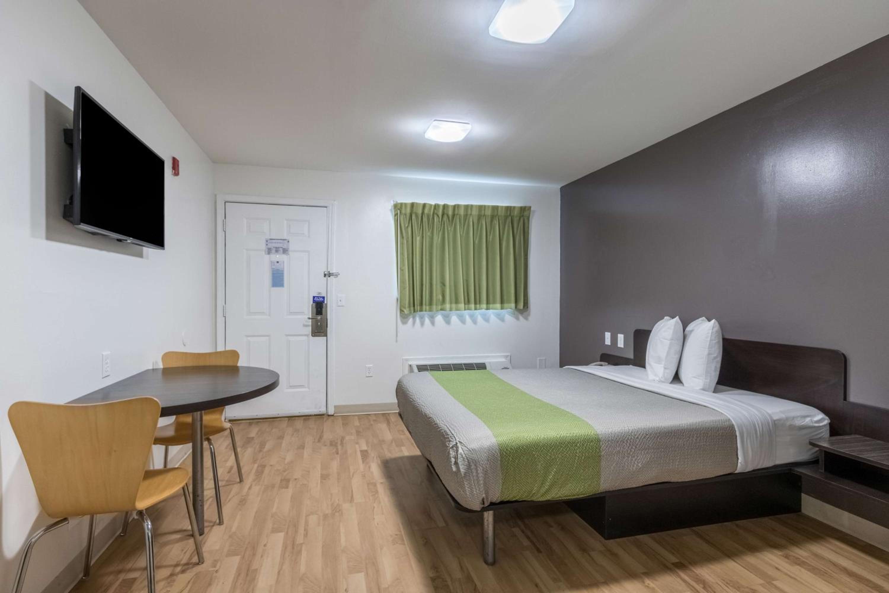 Deluxe King Room - Non-Smoking