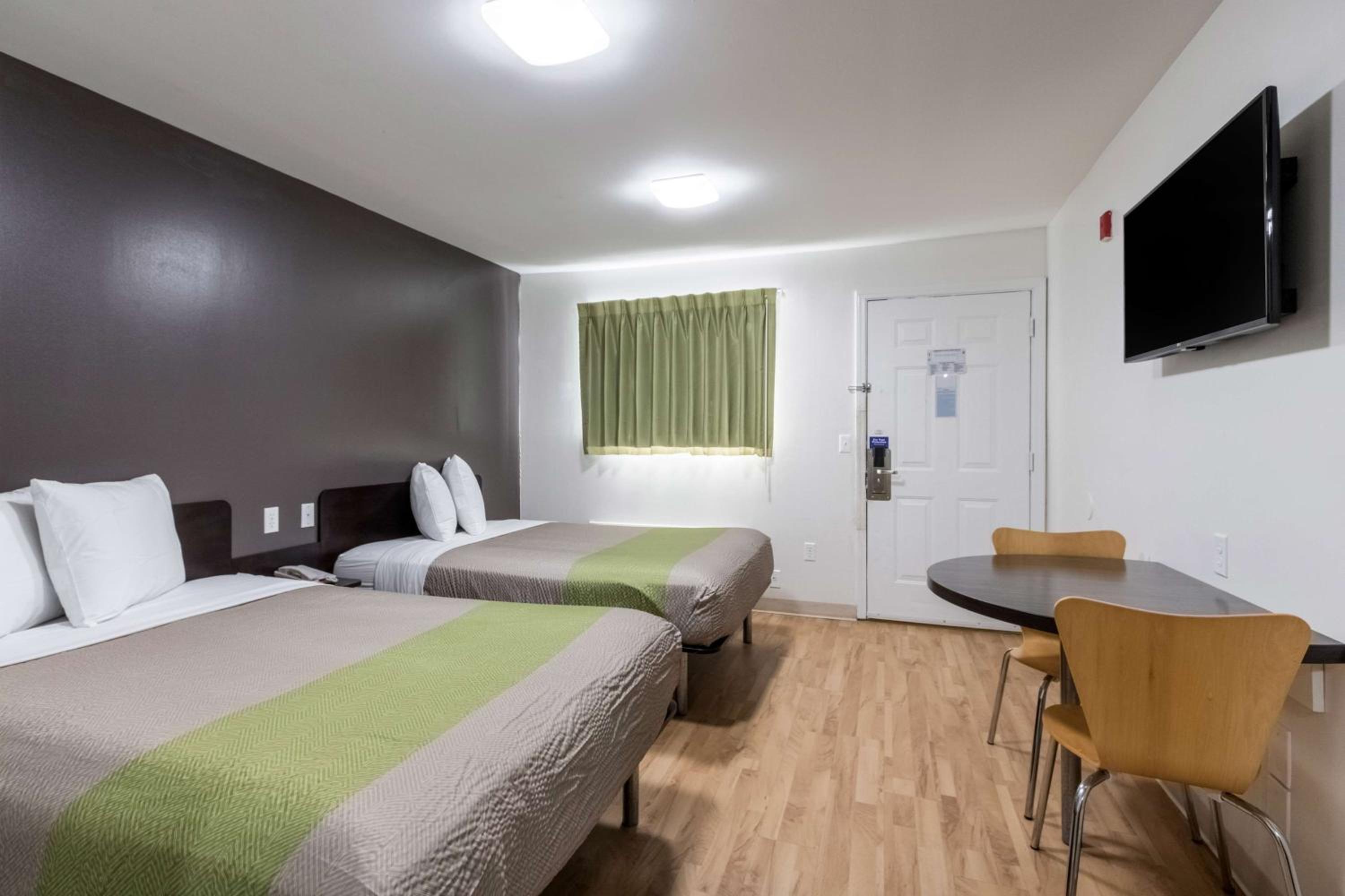 Deluxe King Room - Non-Smoking