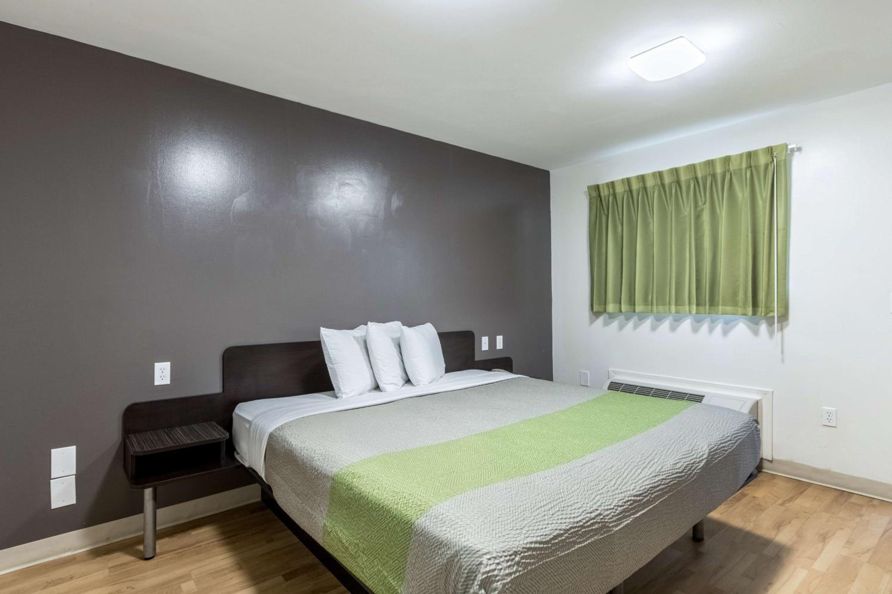 Deluxe King Room - Non-Smoking