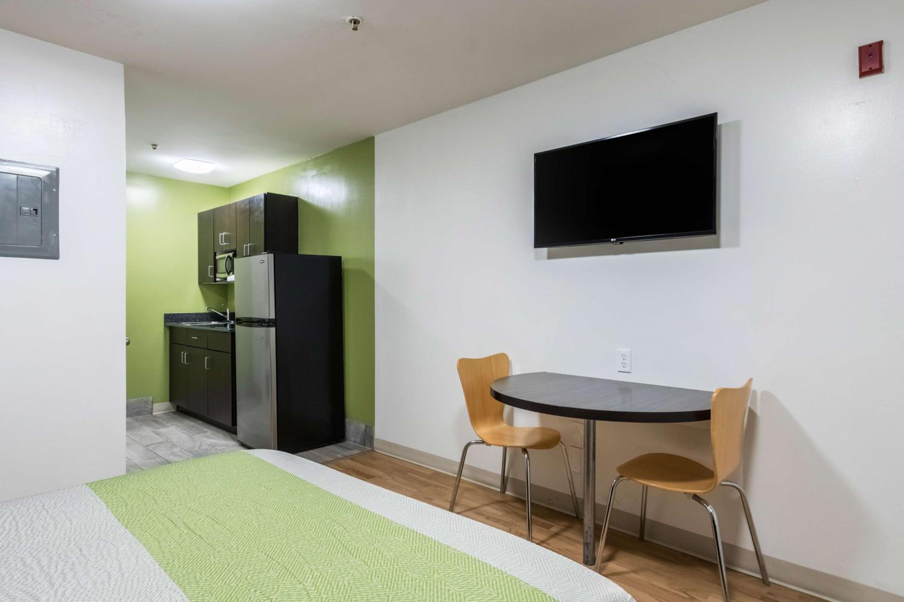 Deluxe Queen Room - Non-Smoking