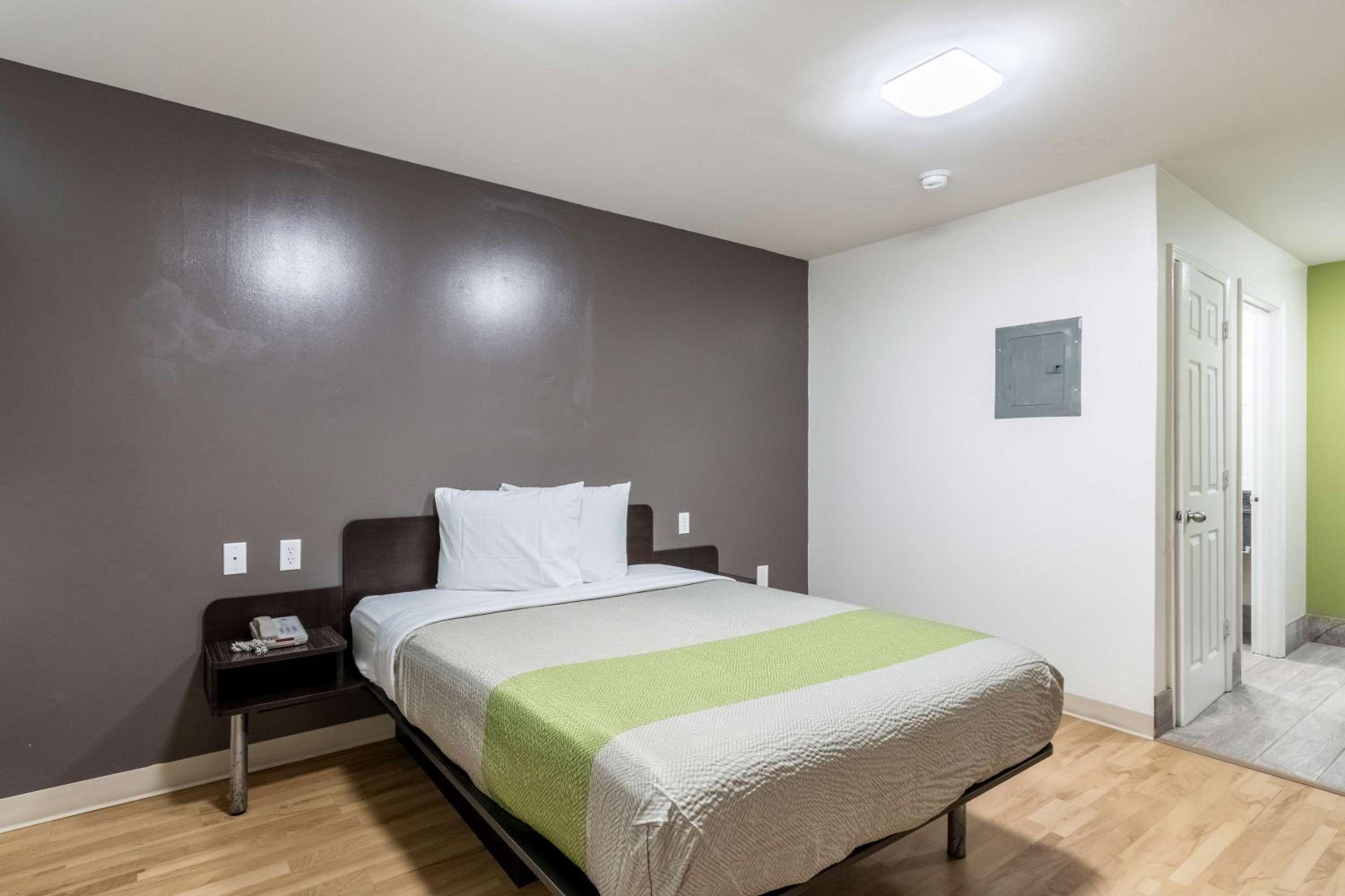 Deluxe Queen Room - Non-Smoking