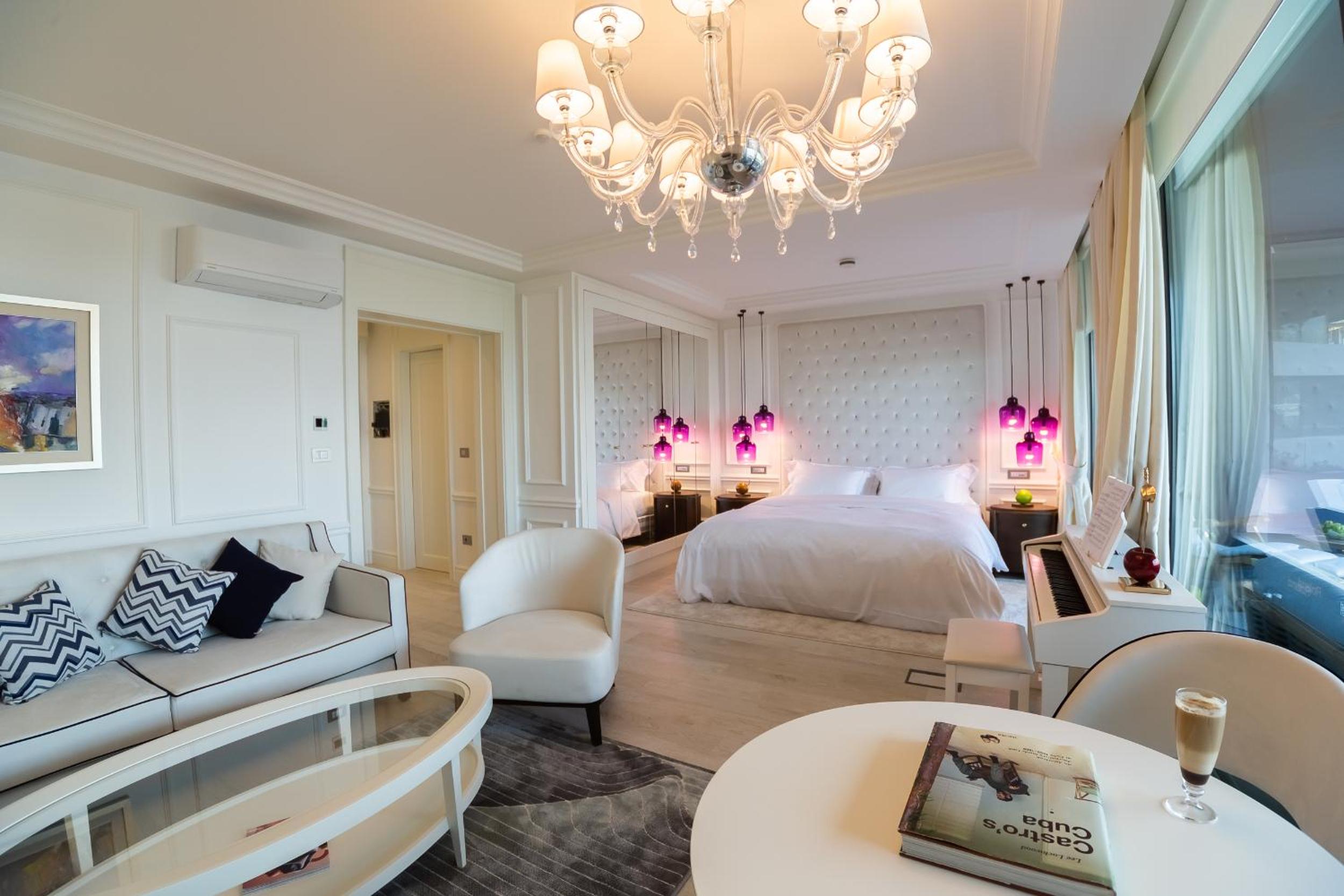 Deluxe Suite with Terrace and Sea View