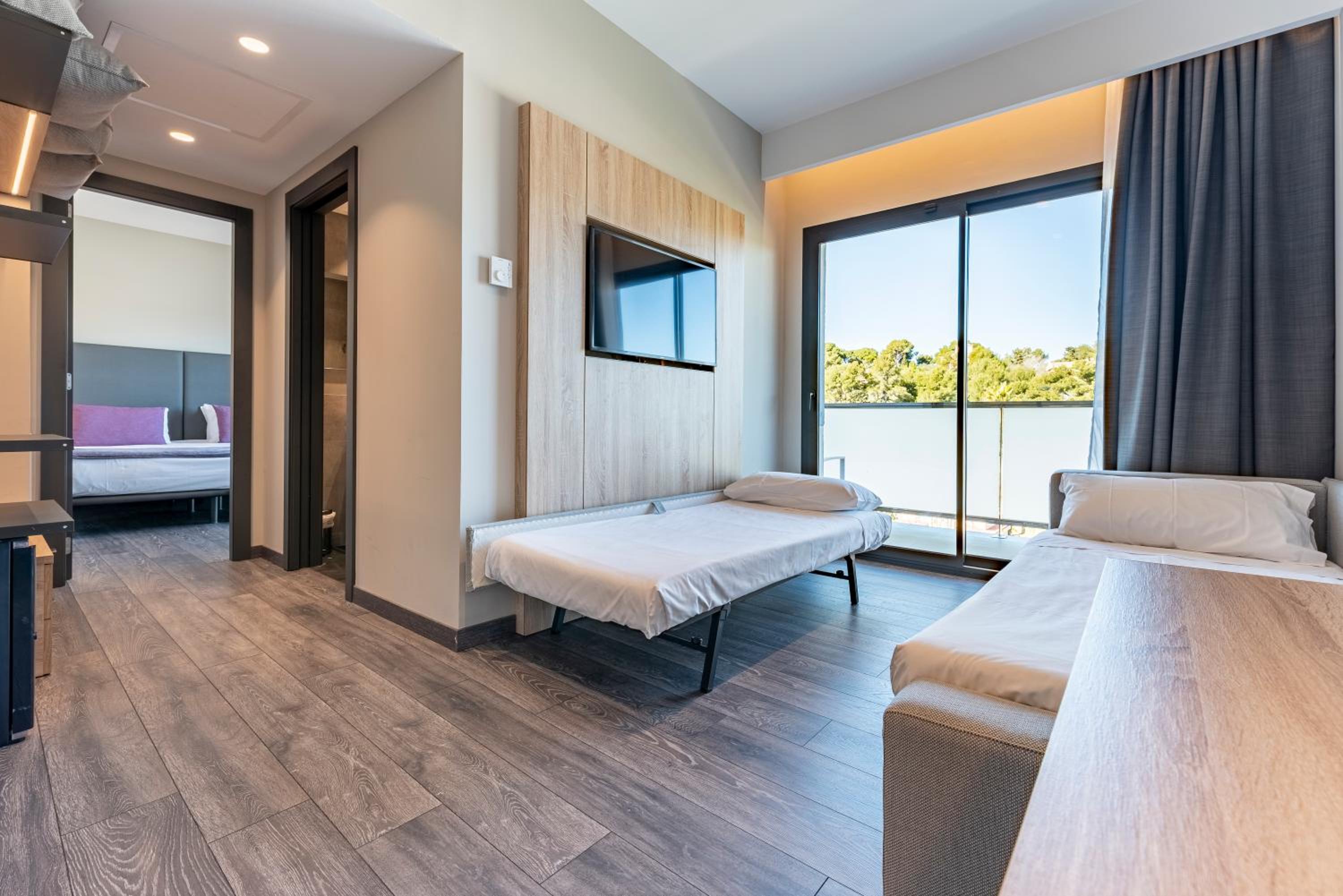  Family Room with City view and balcony