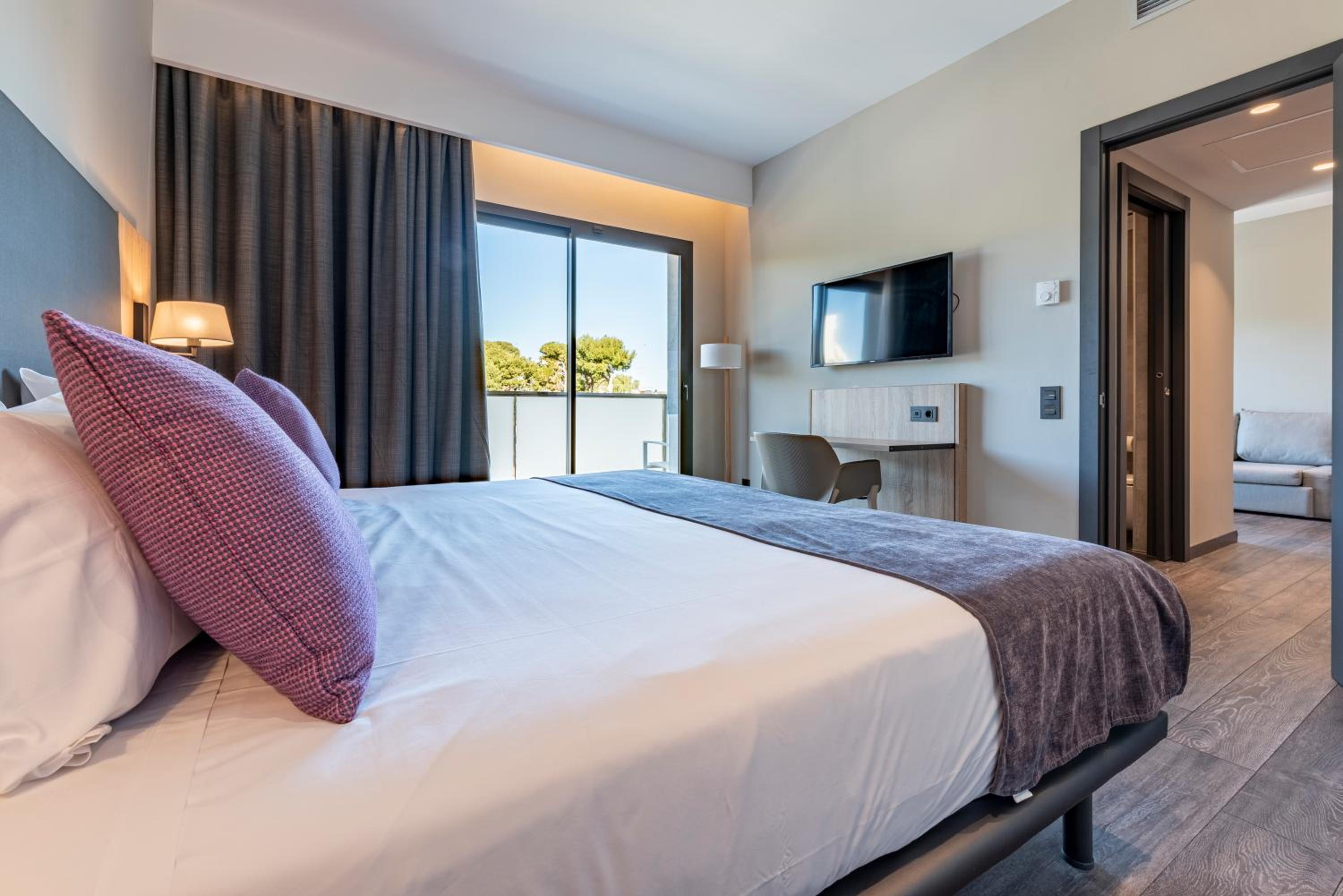  Family Room with City view and balcony