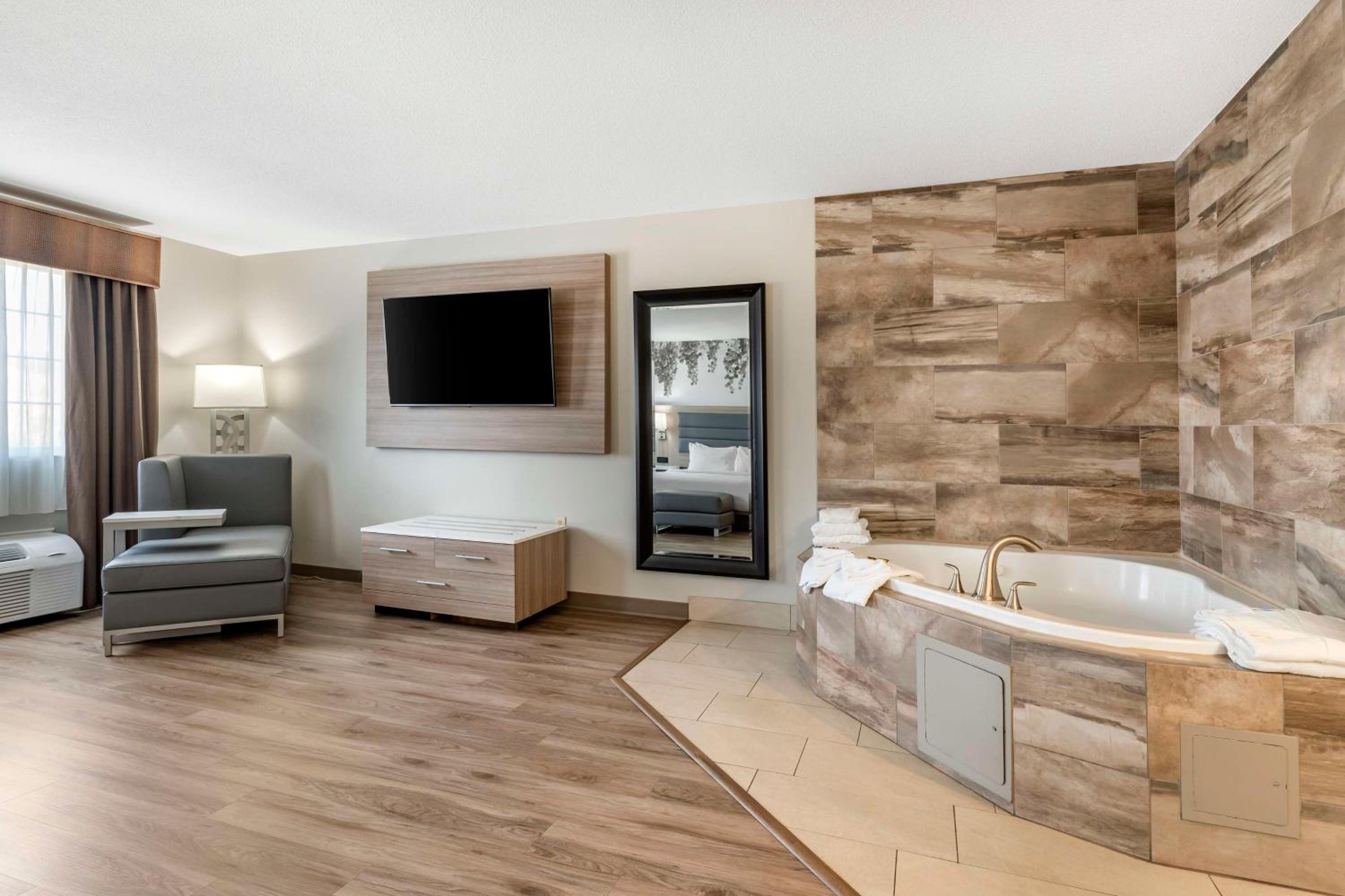 Oversize King Suite with Hot Tub - Non-Smoking