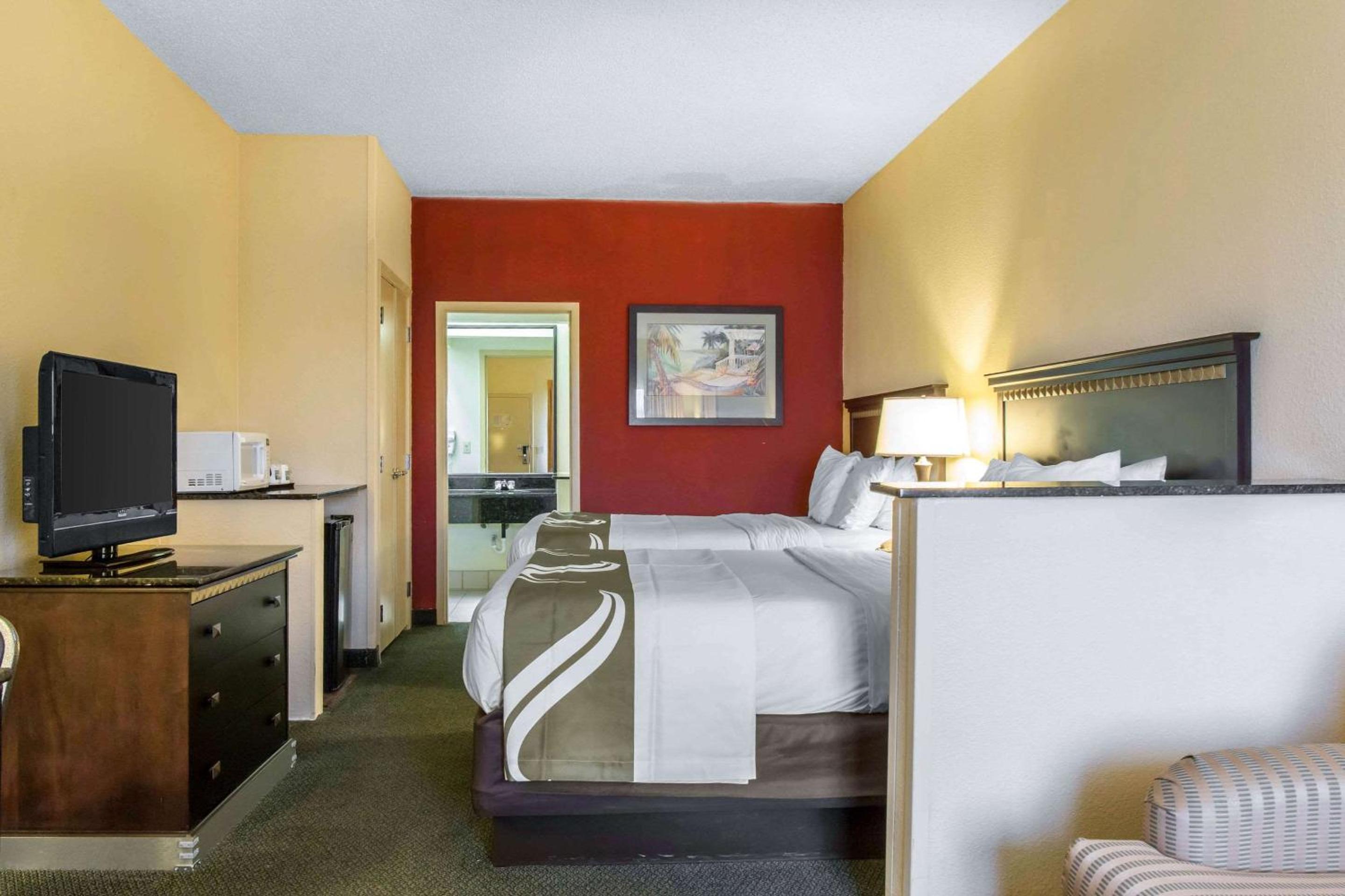 Queen Suite with Two Queen Beds and Sofa Bed - Pool Side