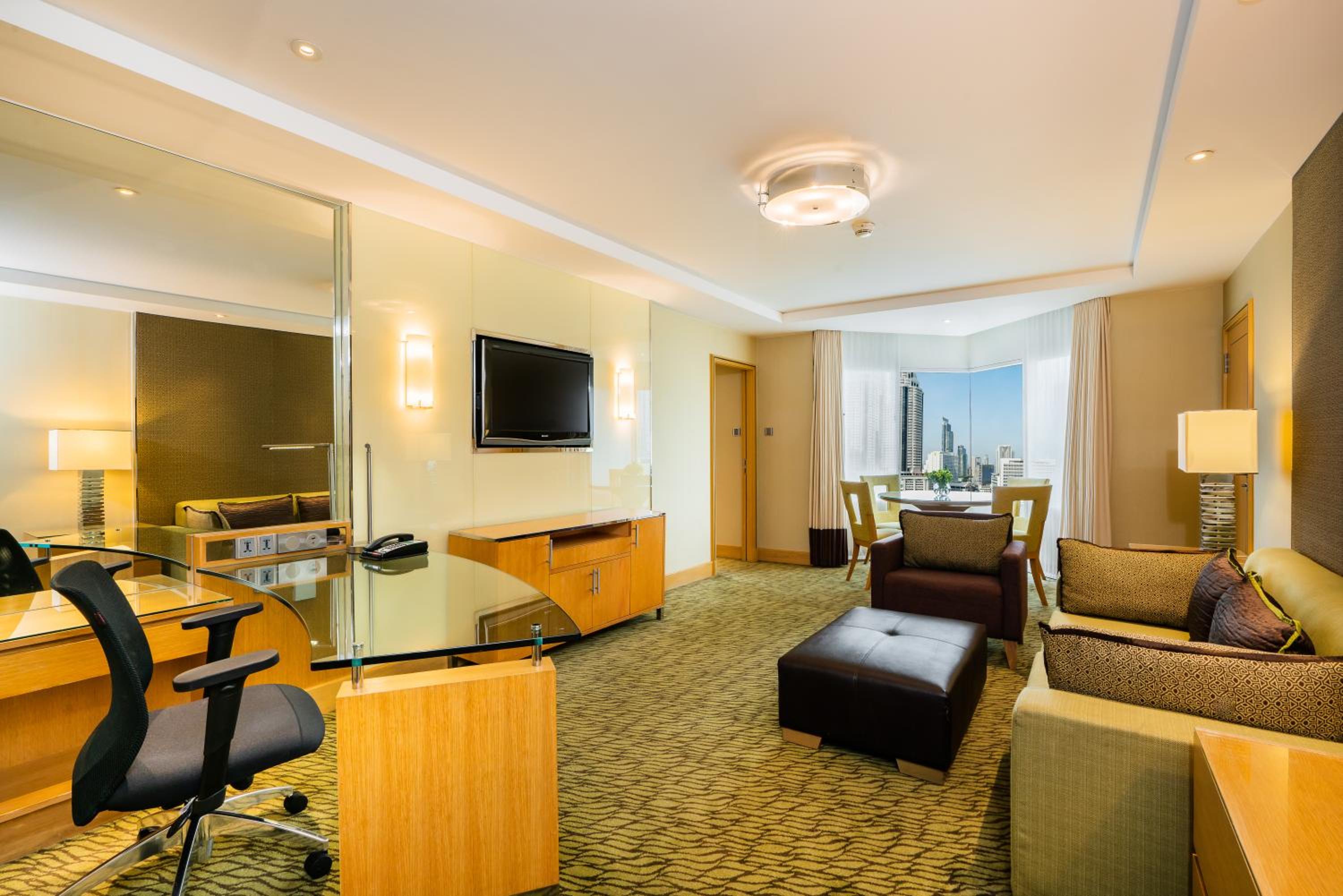 One-Bedroom Premium Suite with City View - Non-Smoking