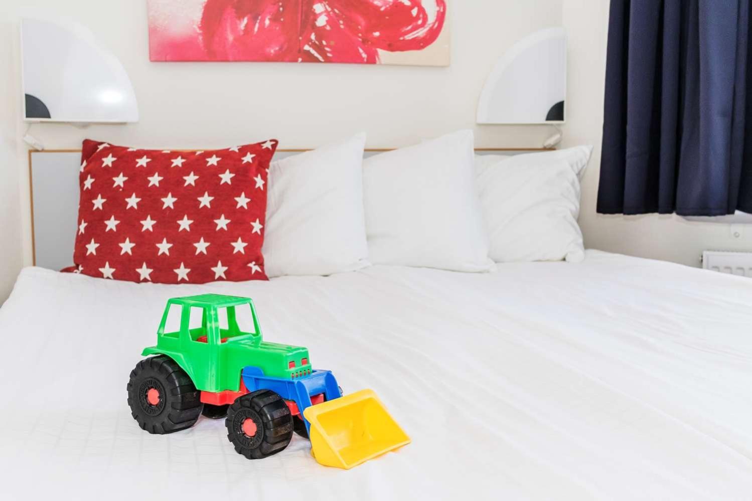 Family Room with Queen Bed - Non-Smoking