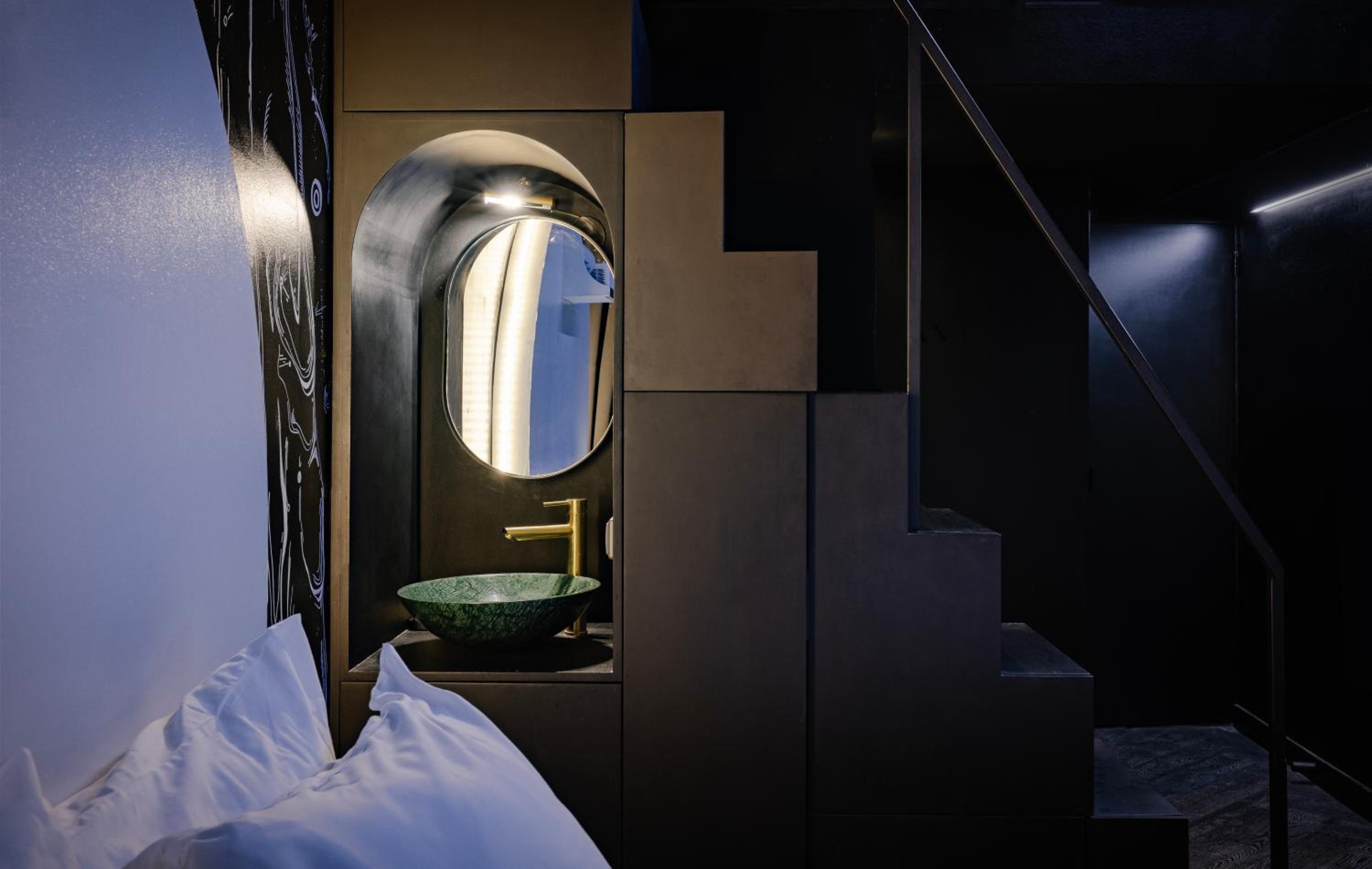 Quadruple Room - "Le Noir" Friends by SUPPER