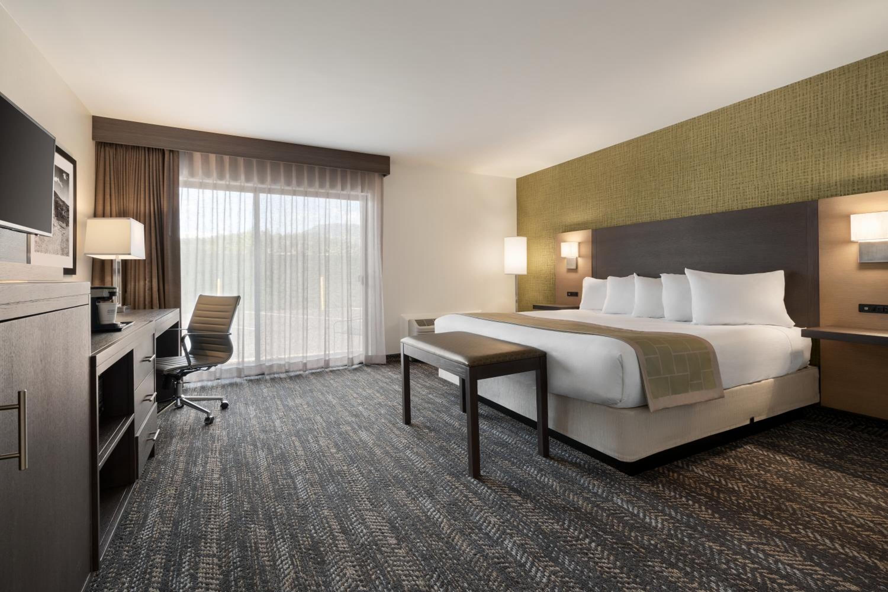 King Room With Bath Tub - Mobility Access/Non-Smoking