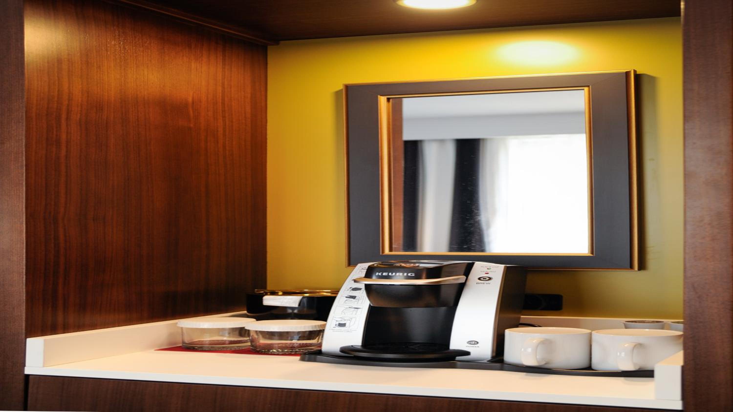 King Room with Roll in Shower - Hearing Accessible/Non-Smoking 