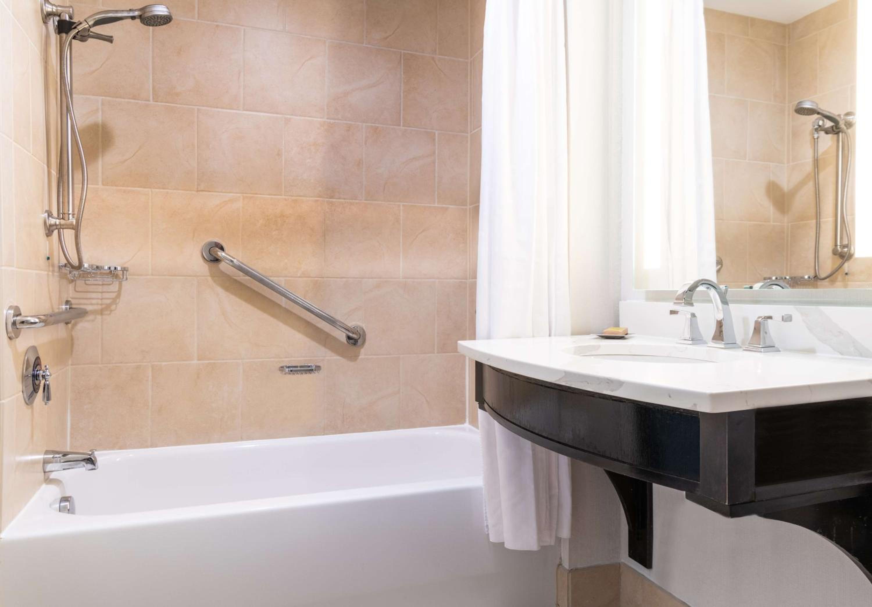 Executive King Room with Bath Tub - Mobility and Hearing Accessible