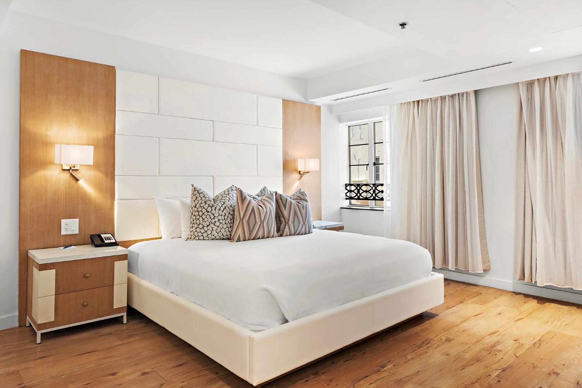 Deluxe Superior with Bathtub