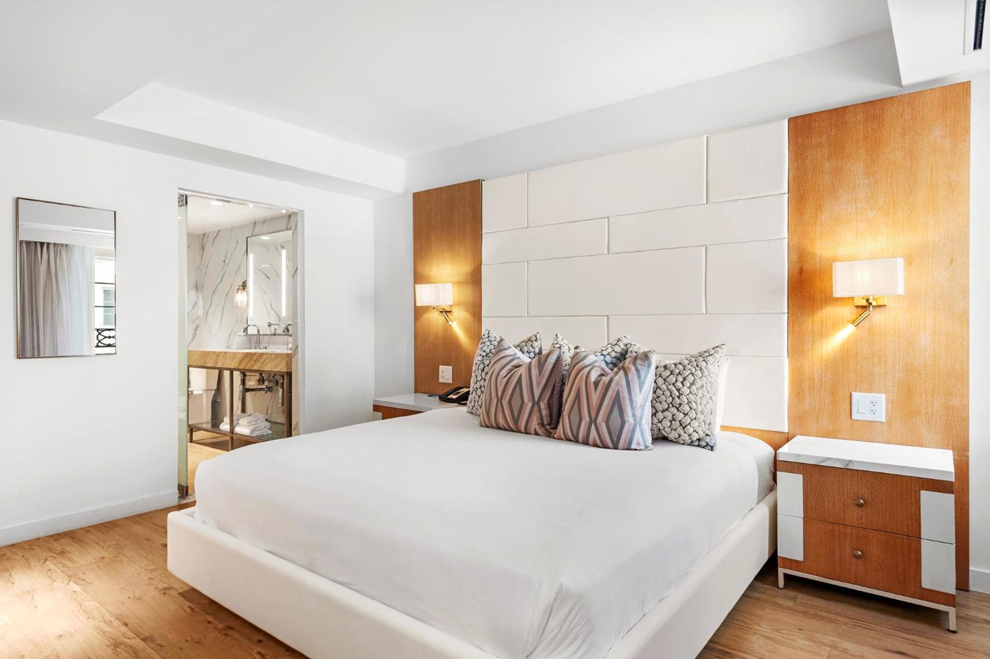 Deluxe Superior with Bathtub