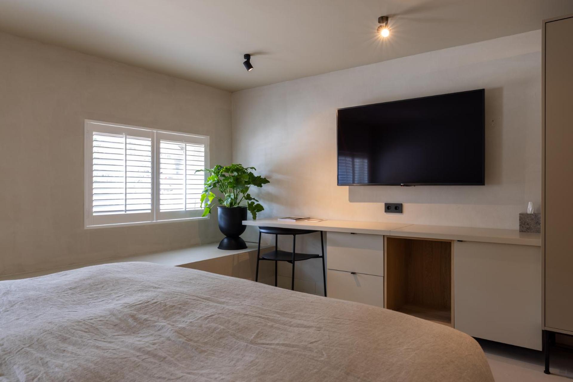 Avenue Basement Room