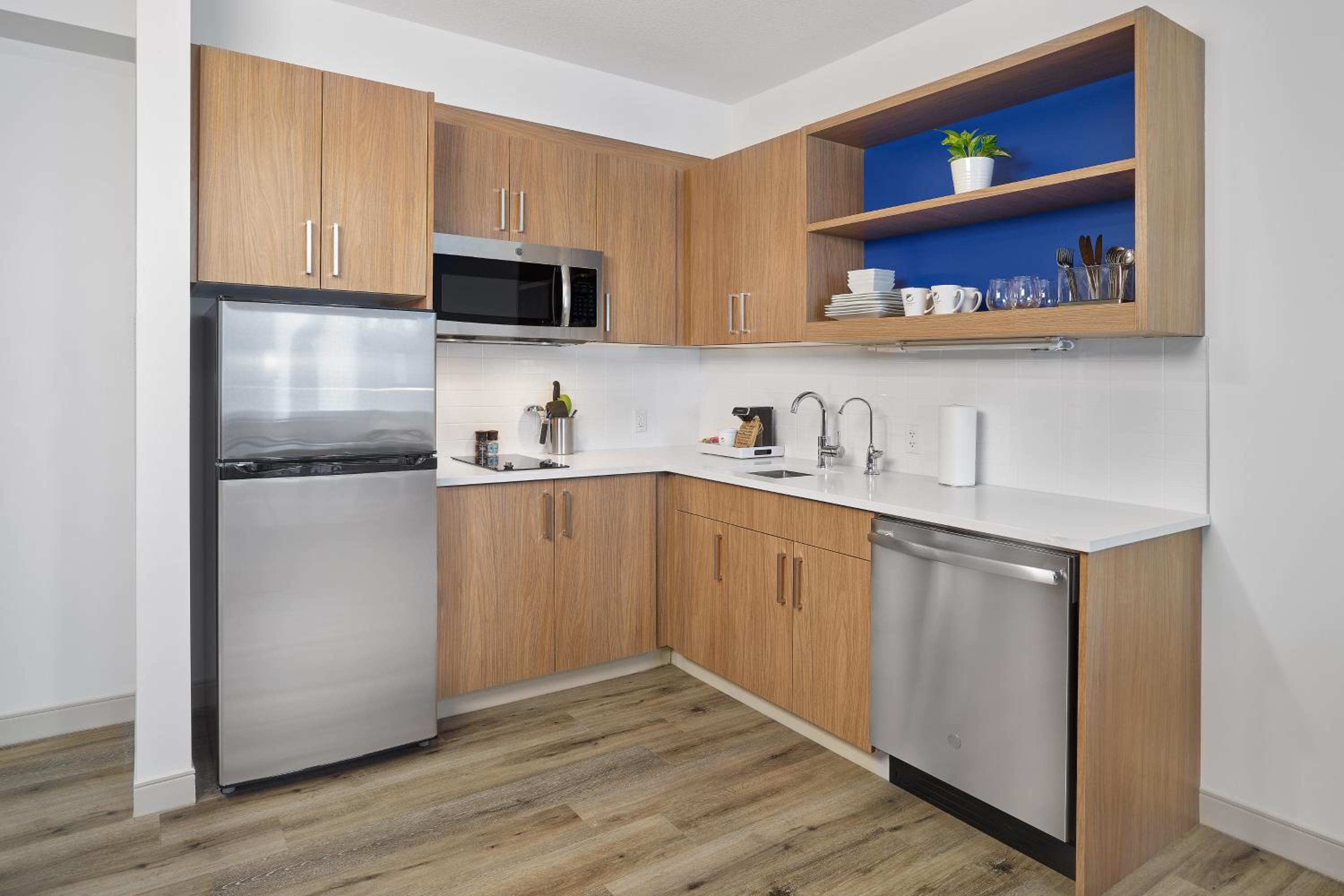 1 Bedroom Suite, 1 King, Alternate bed: sofa bed