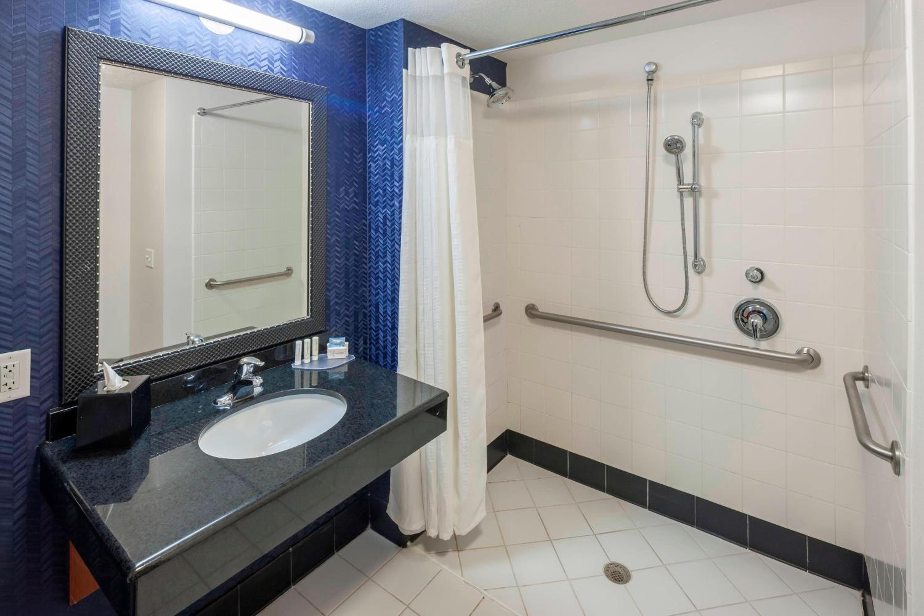 Double Room with Two Double Beds and Adapted Tub - Mobility and Hearing Accessible