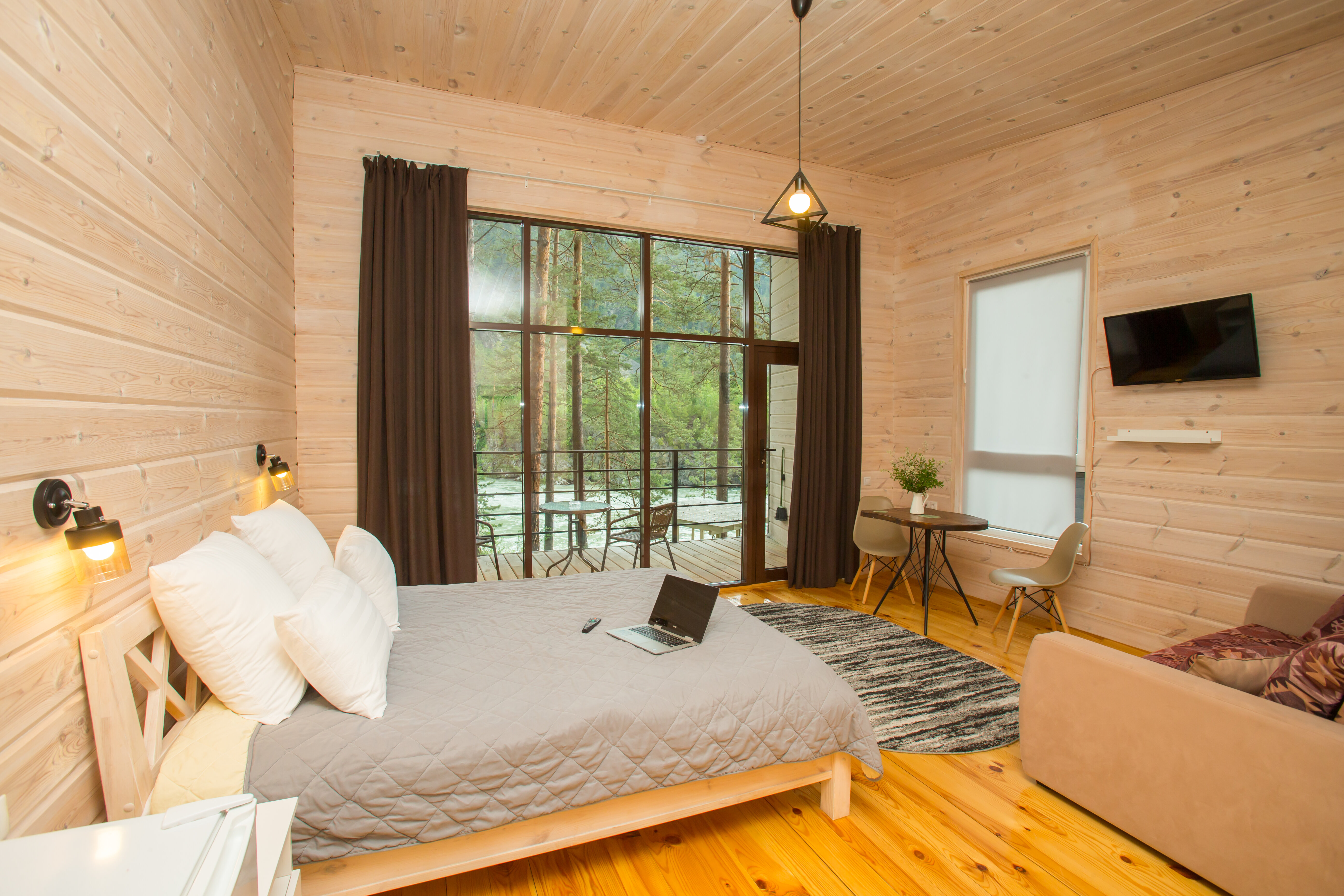 БУНГАЛО С ВИДОМ НА ЛЕС