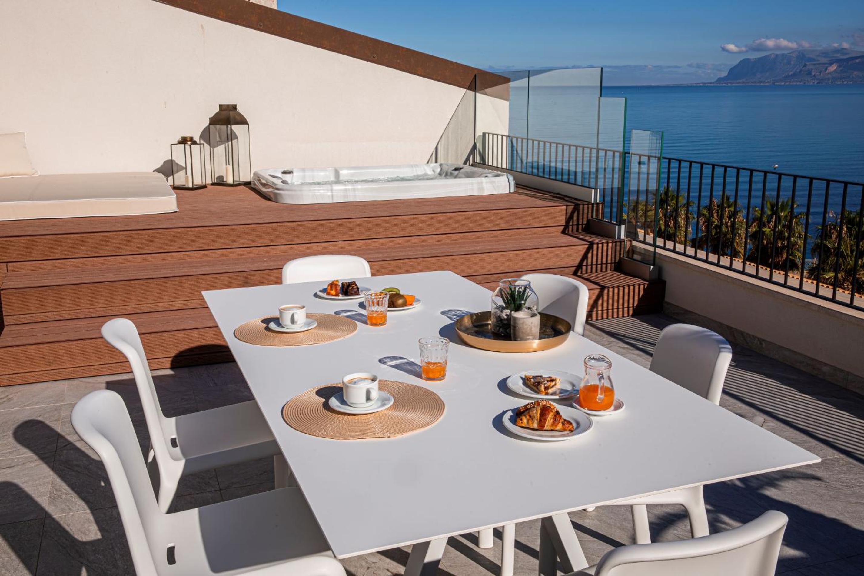 Deluxe Suite with Spa Bath and Sea View