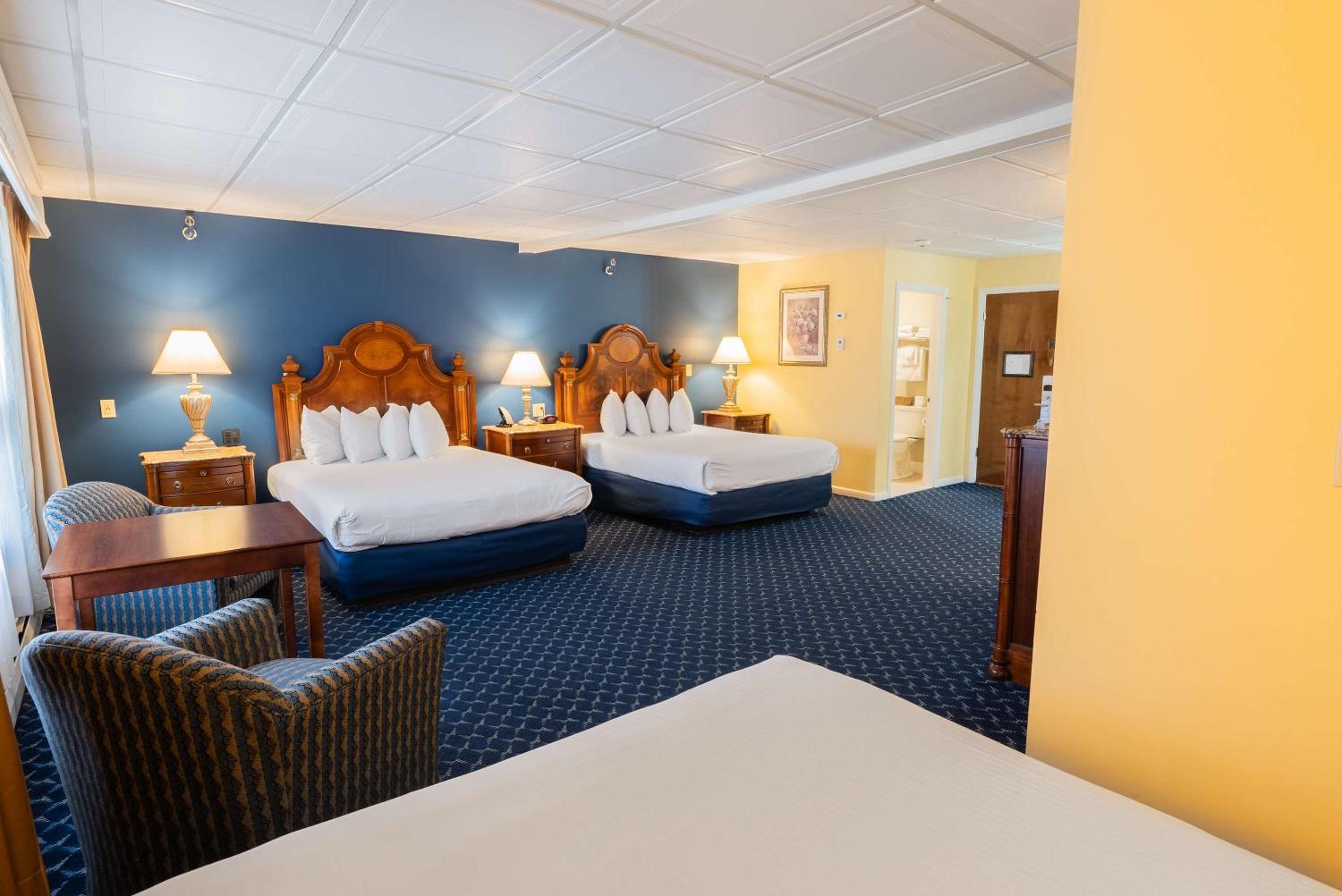 Family Queen Suite with Three Queen Beds - Pet Friendly/Non-Smoking