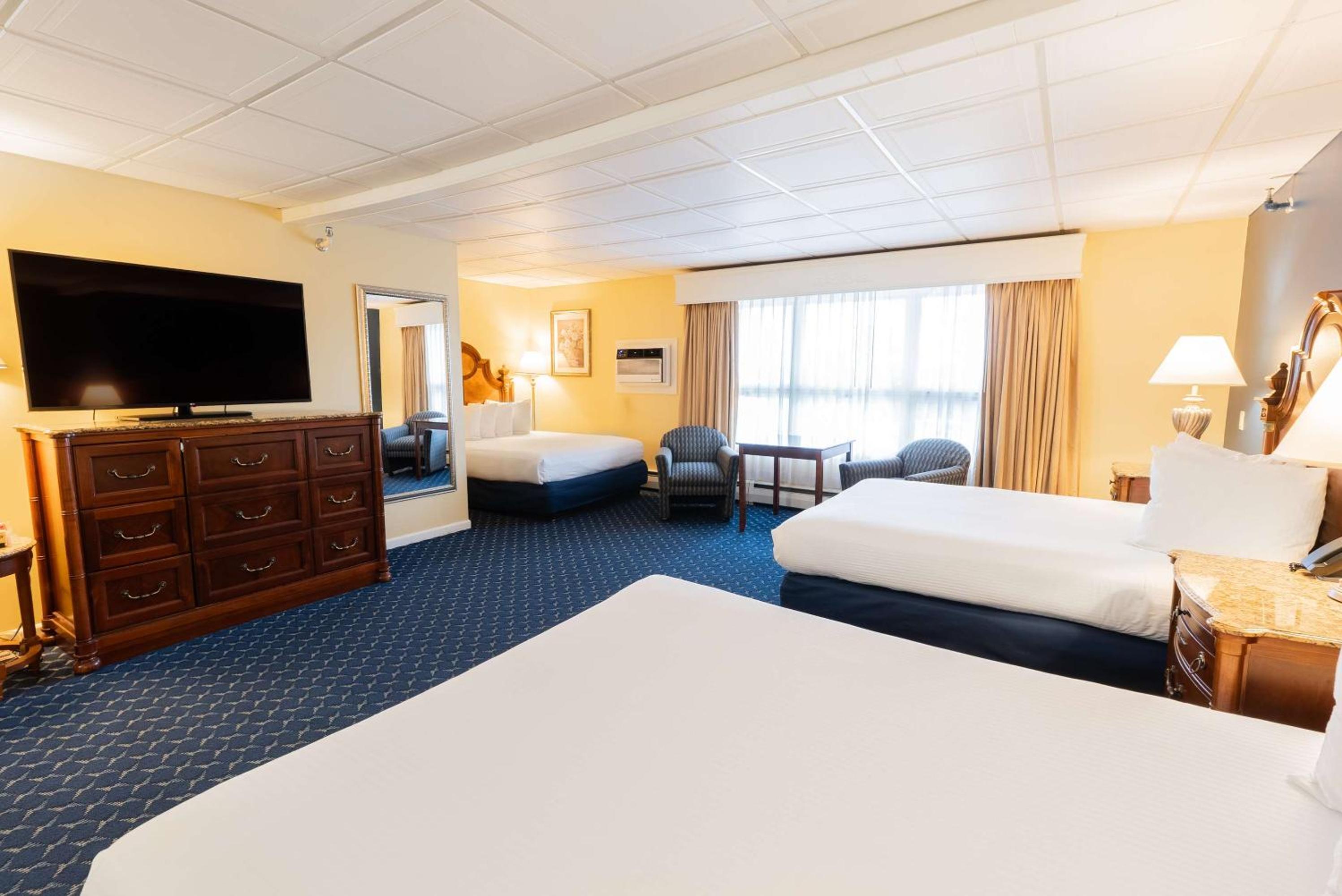 Family Queen Suite with Three Queen Beds - Pet Friendly/Non-Smoking