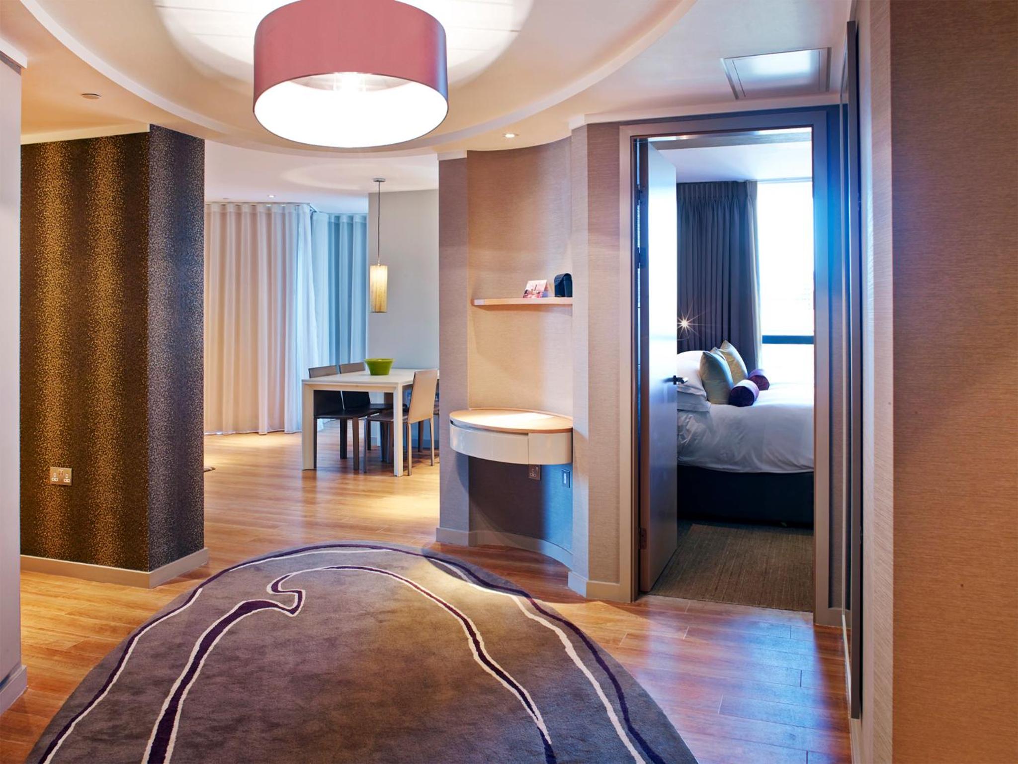 Deluxe Three-Bedroom Apartment with Tower Bridge View