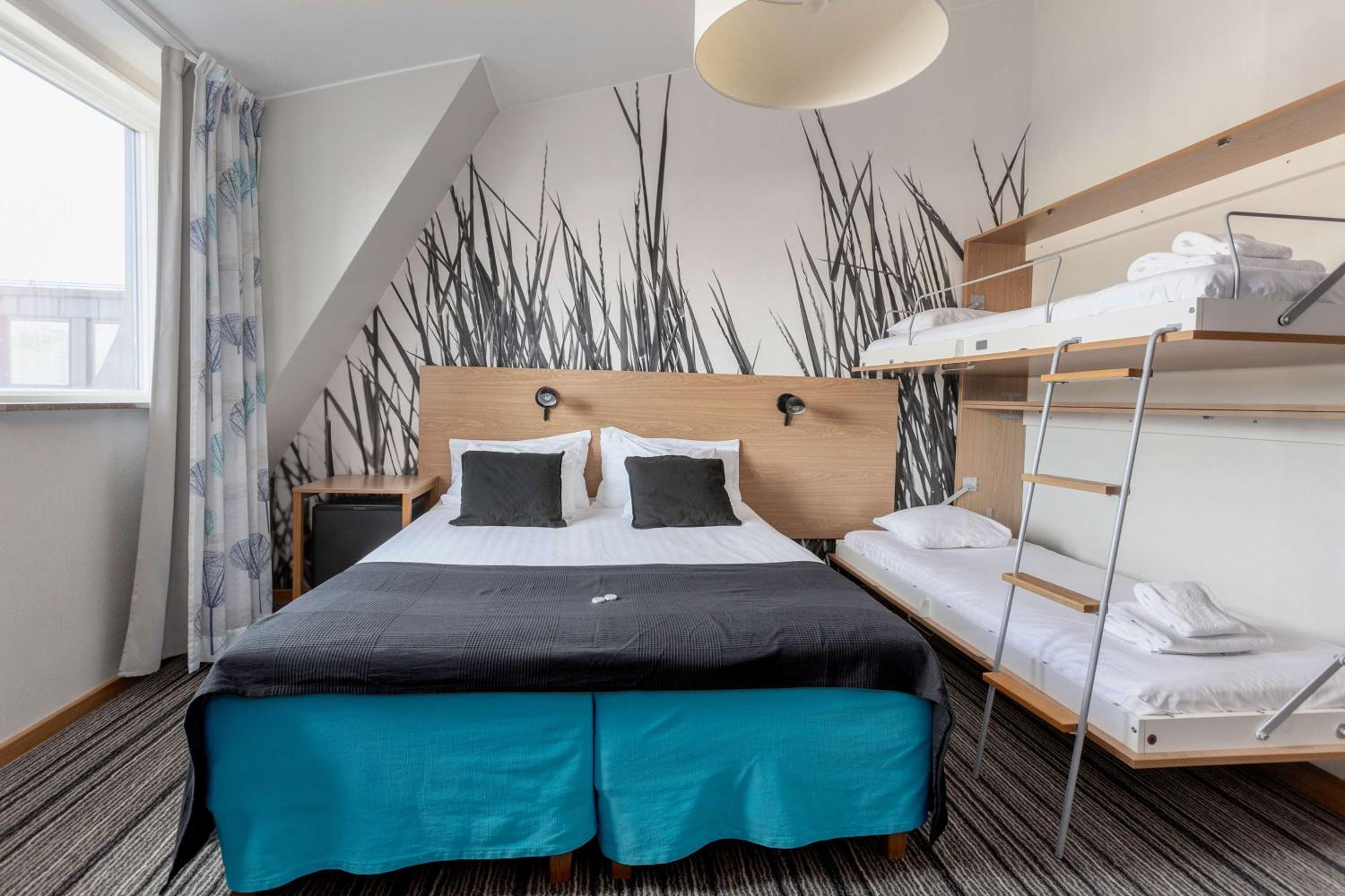 Family Room with Wall Bed - Non-Smoking