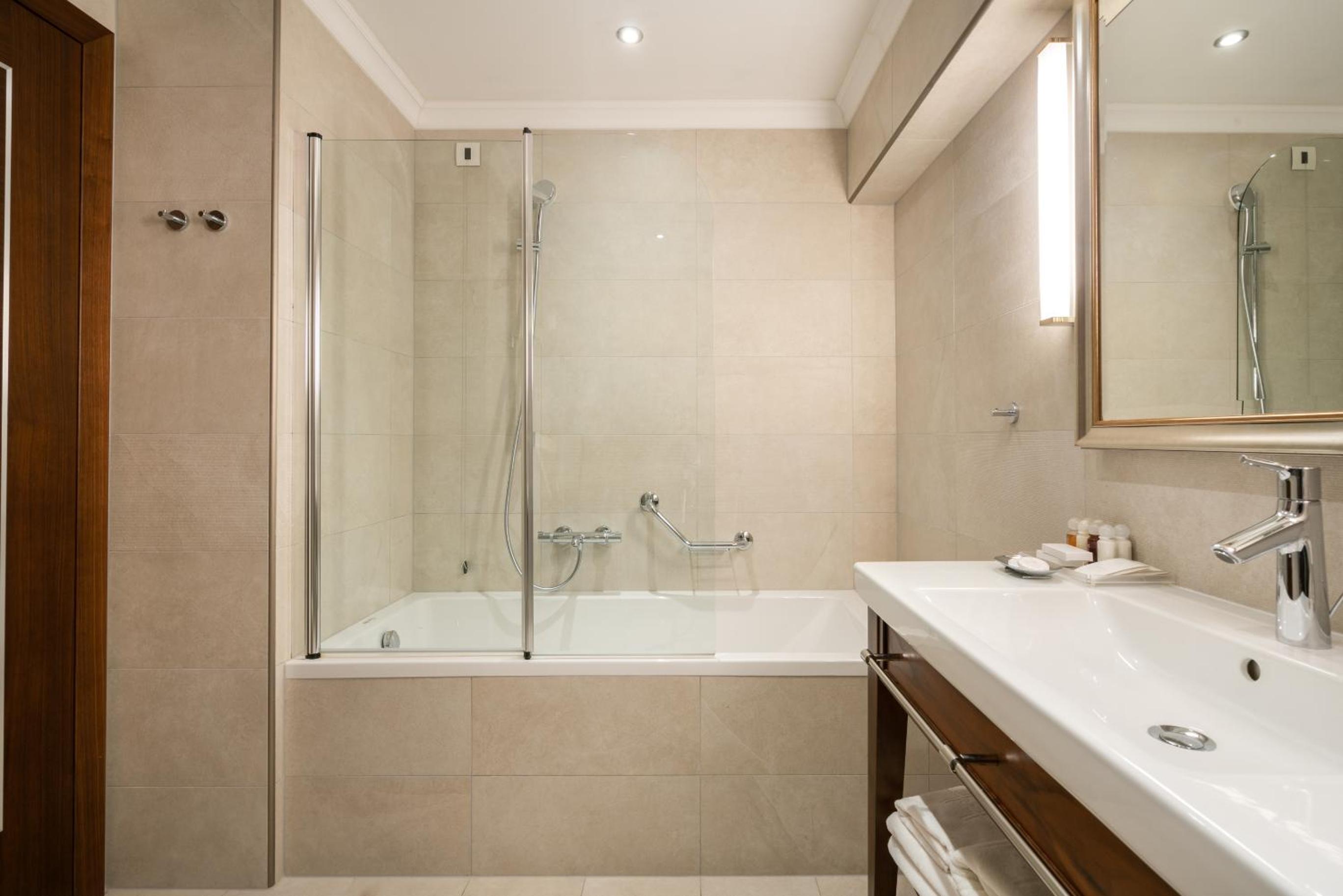 Special Offer - Superior Sea View Room with Balcony and Half day Private Boat Tour