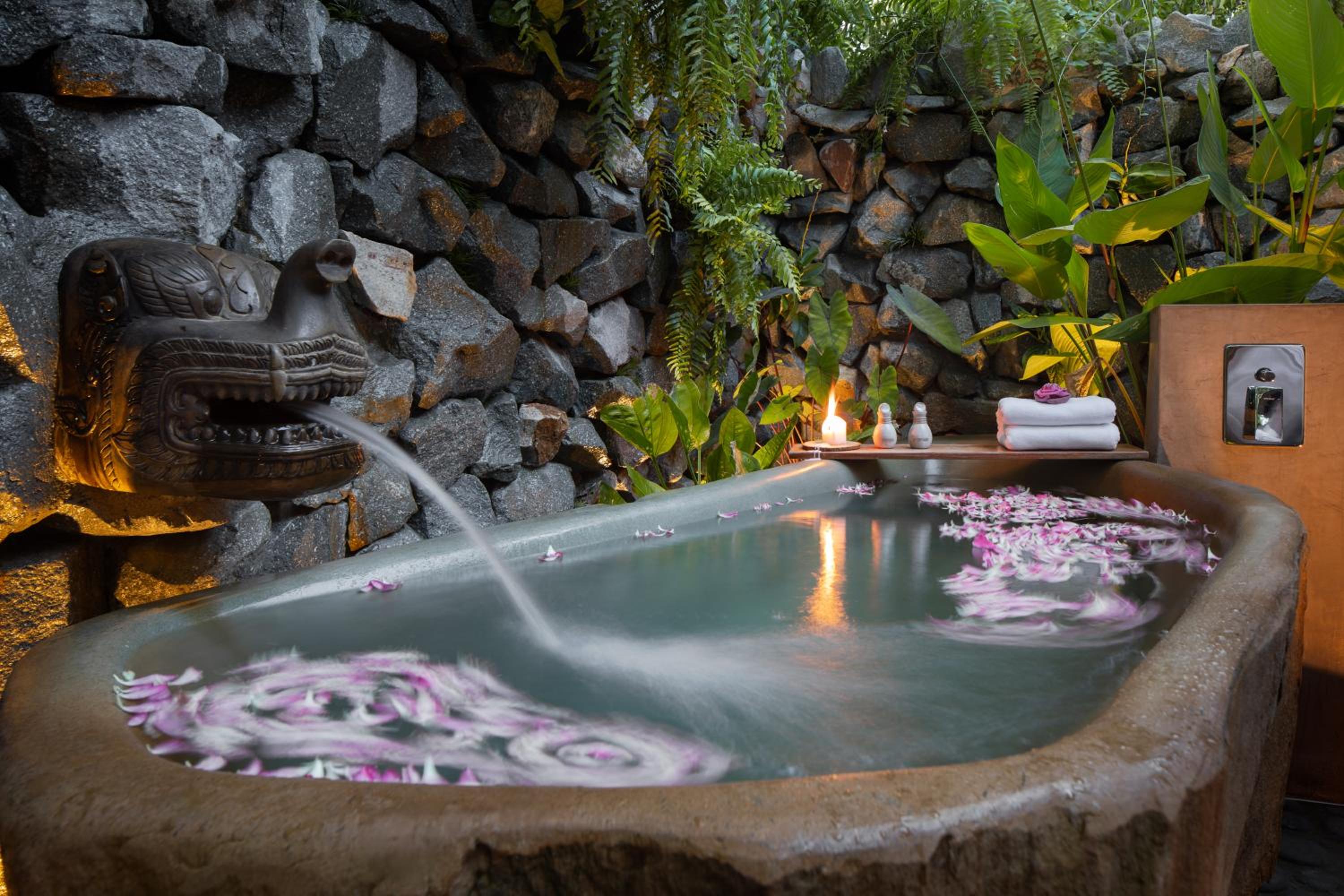 Bungalow Suite with Outdoor Bathtub