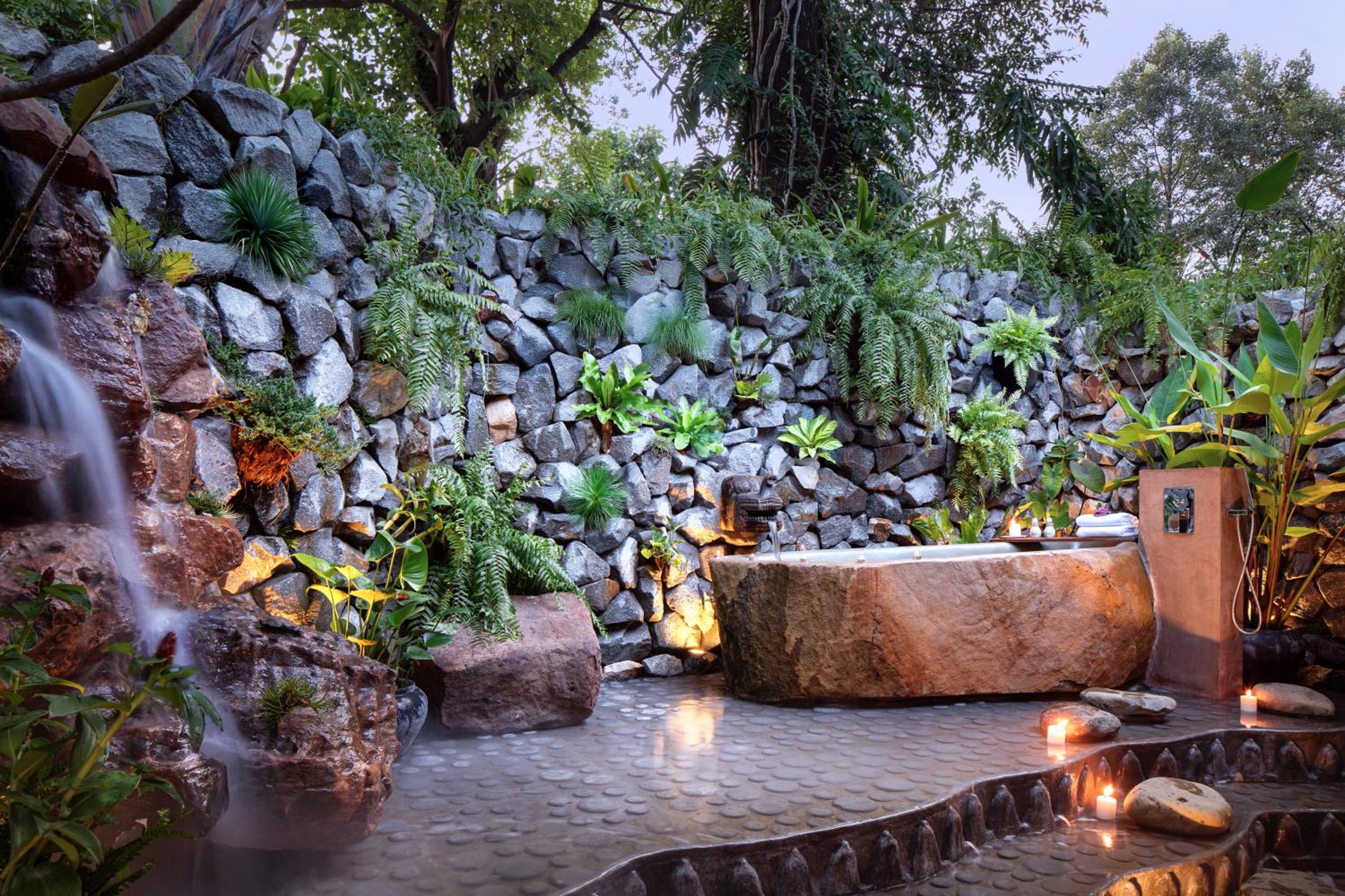 Bungalow Suite with Outdoor Bathtub
