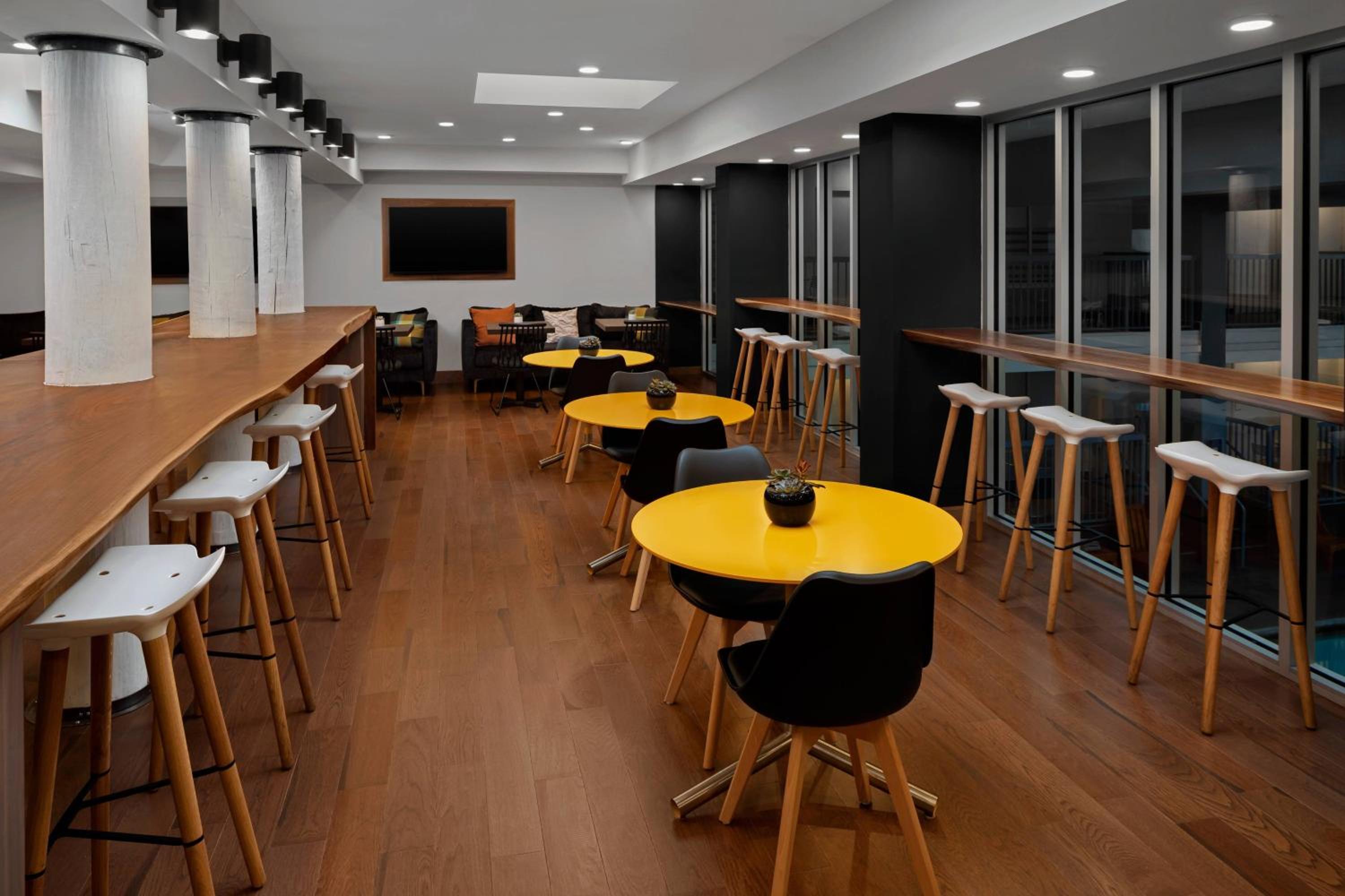 King Room with Sofa Bed - Lounge Access