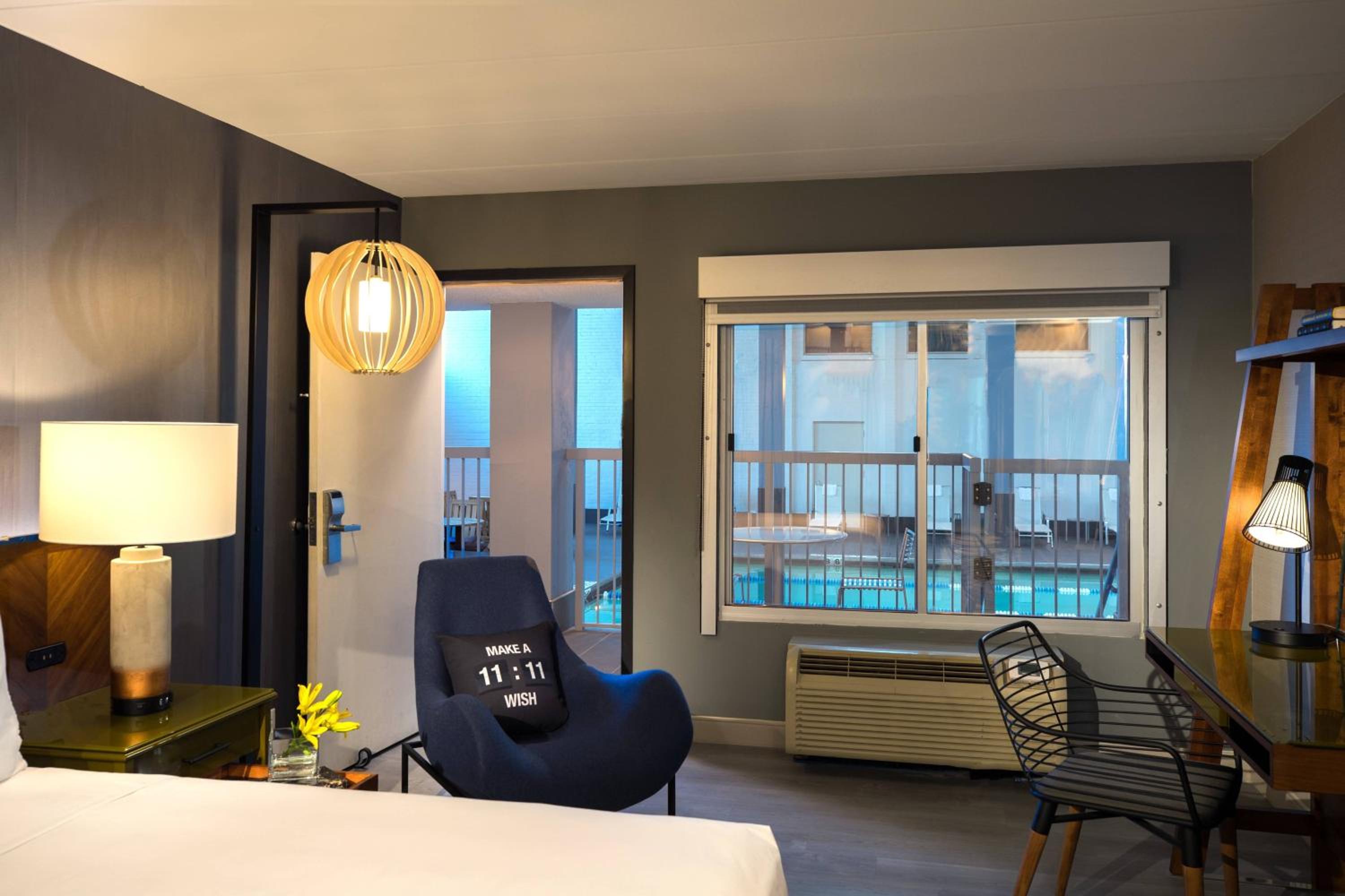 Guest room, 1 King, Poolside view