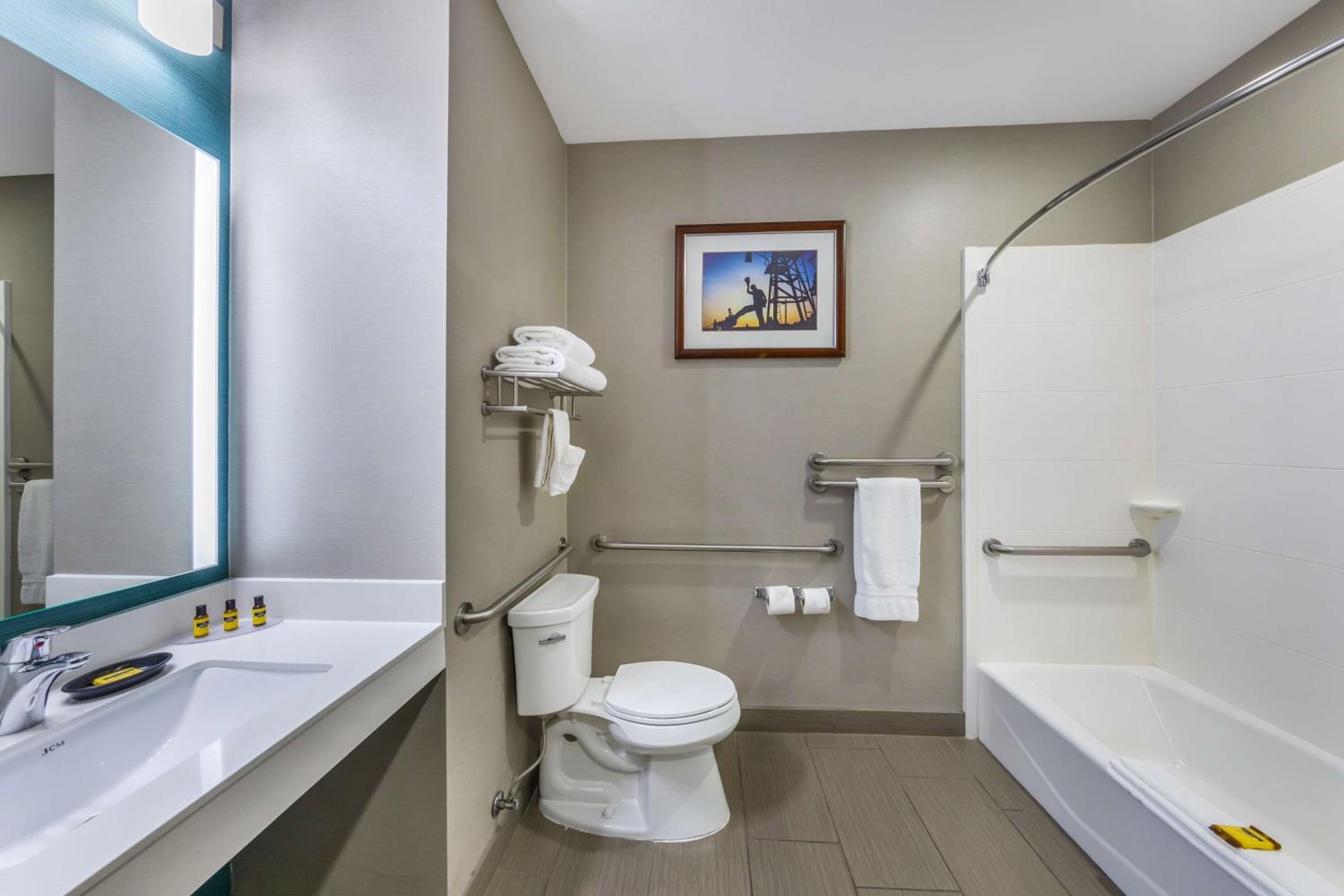 King Room with Bath Tub - Mobility Accessible/Non-Smoking