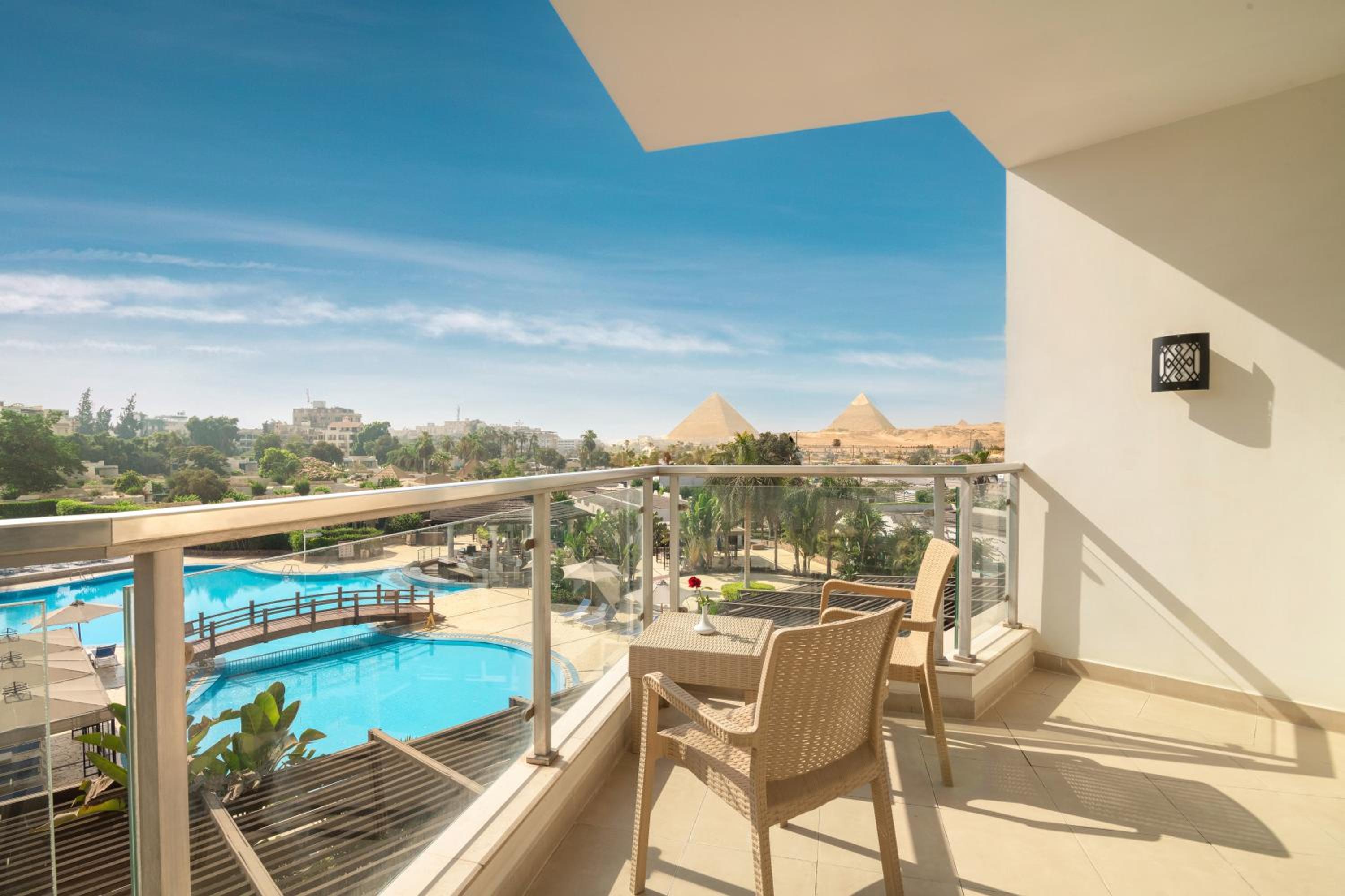 Deluxe Suite - Pyramid View